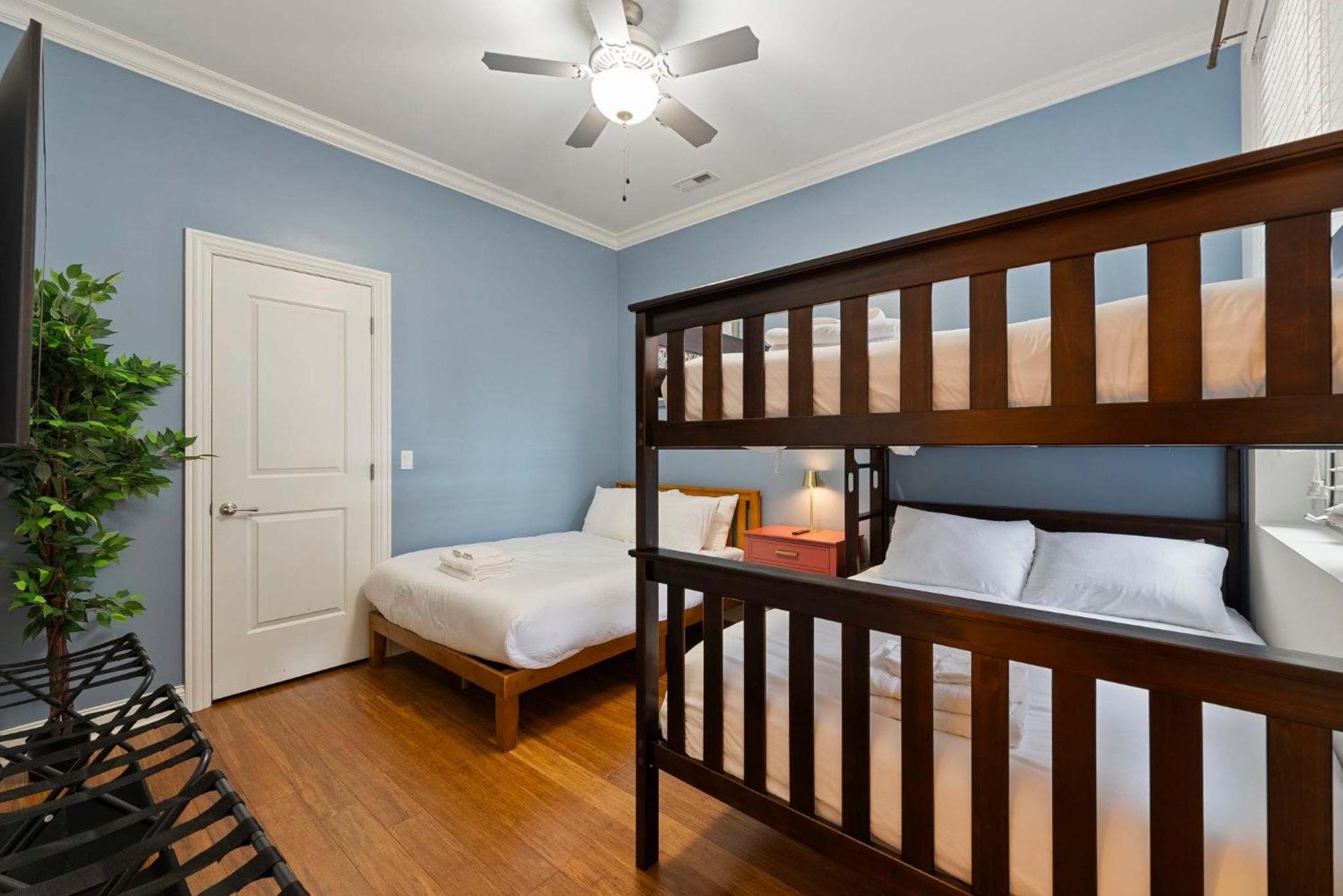 1 Free Parking Gym Balcony Sleeps 12 * Chicago