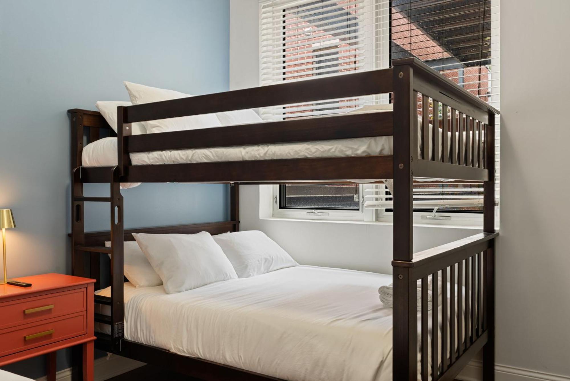 1 Free Parking Gym Balcony Sleeps 12 Apartment Chicago