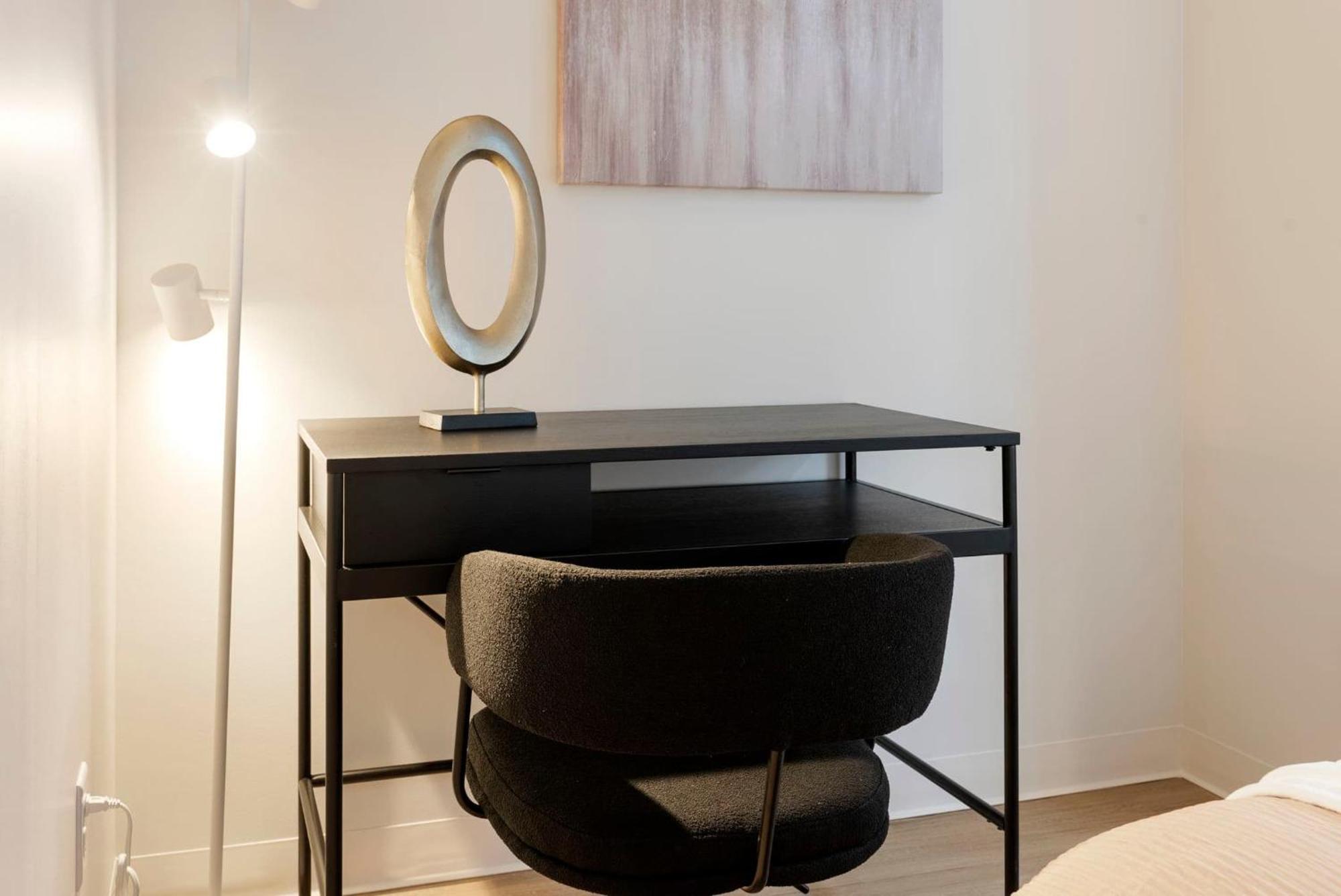 3 Bed 3 Bath High Rise With Gym & Amenities Apartment *
