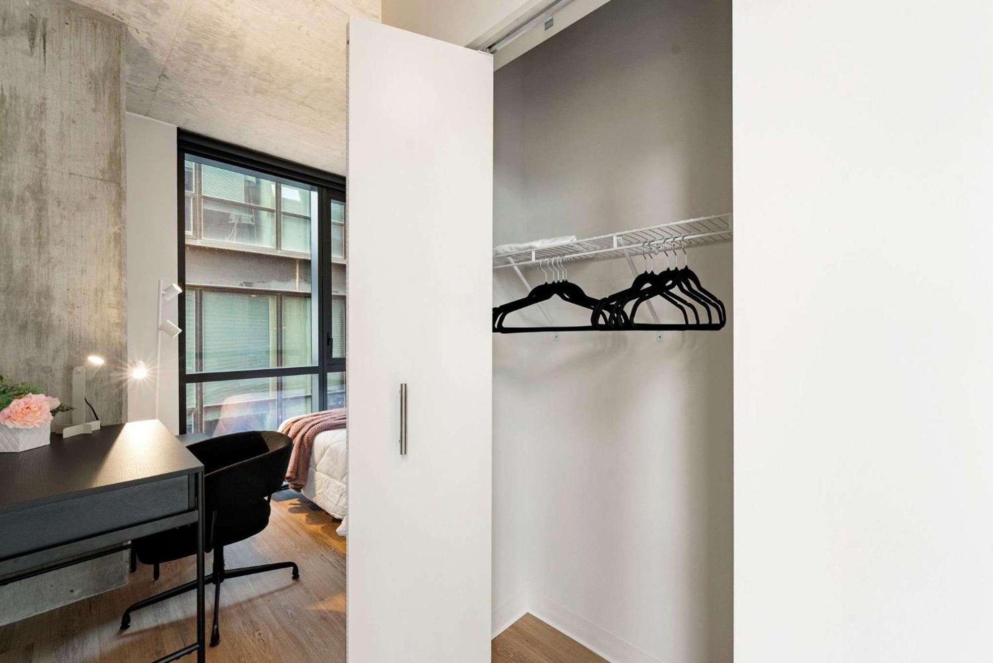 Apartment 3 Bed 3 Bath High Rise With Gym & Amenities *