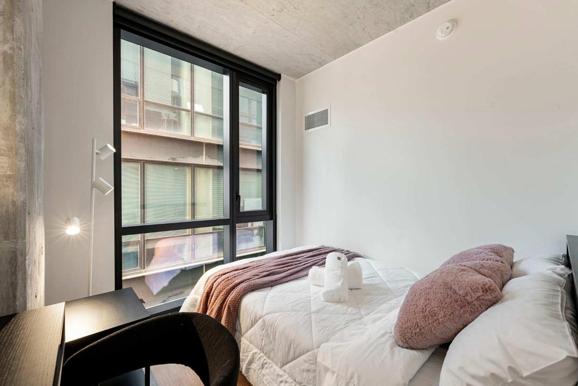 3 Bed 3 Bath High Rise With Gym & Amenities Apartment *