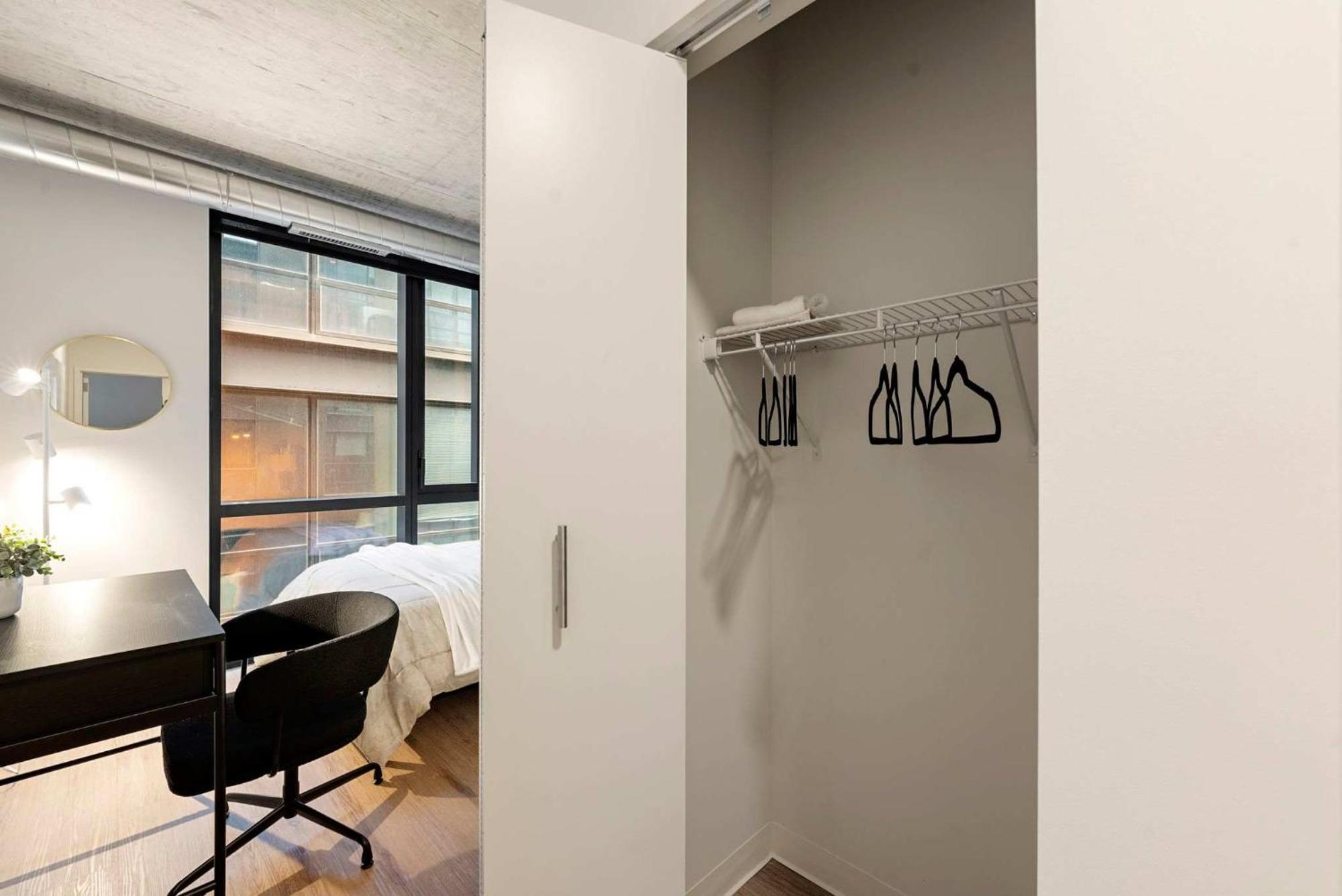 3 Bed 3 Bath High Rise With Gym & Amenities Apartment *