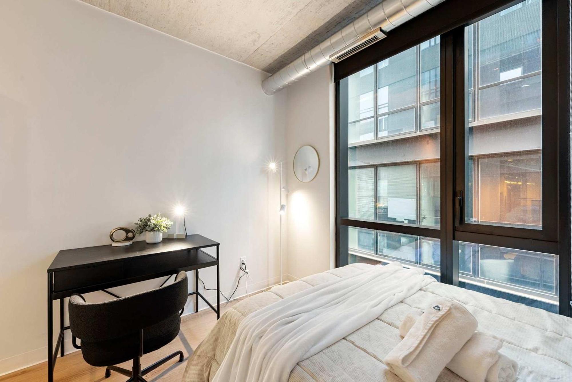 Apartment 3 Bed 3 Bath High Rise With Gym & Amenities *