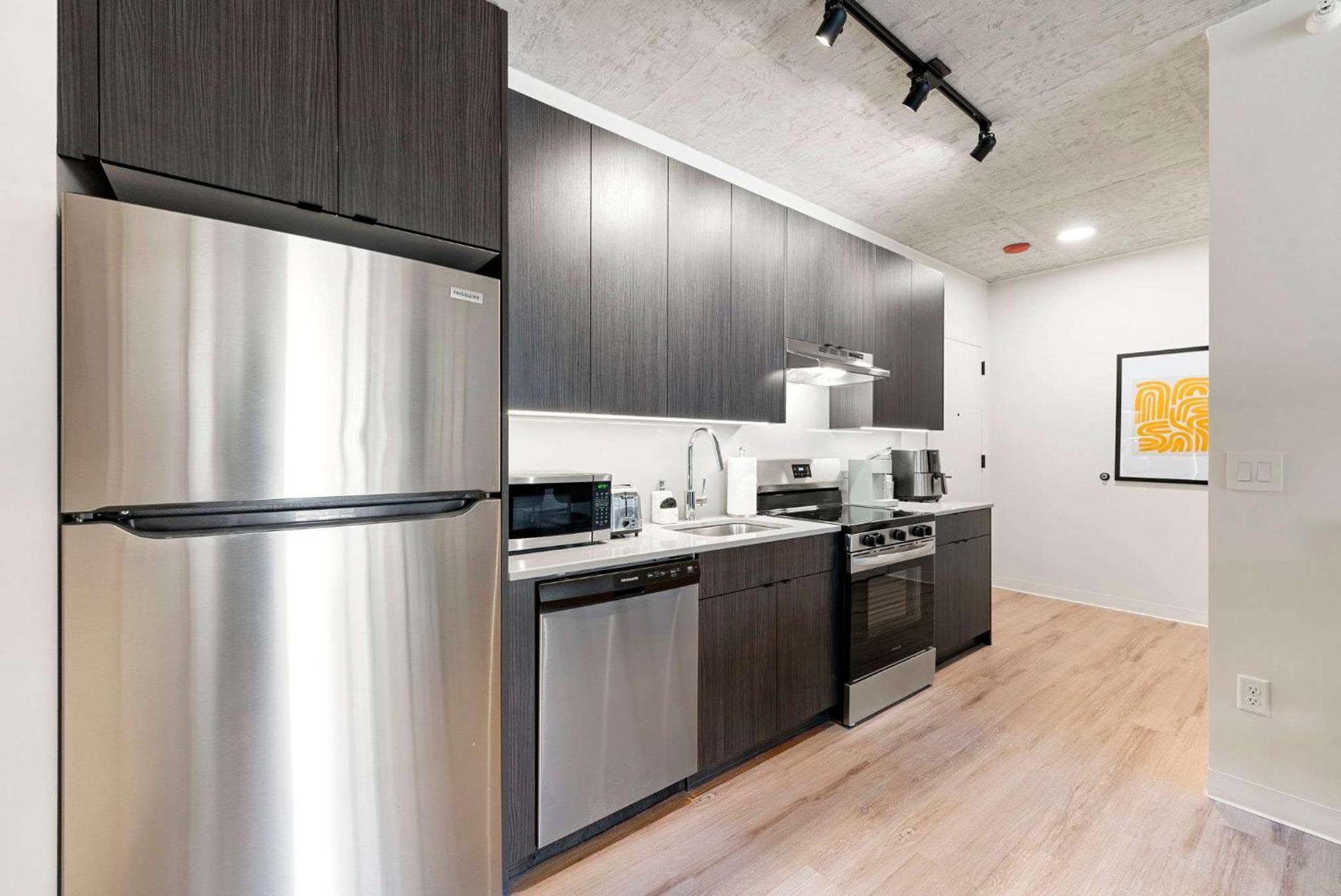 3 Bed 3 Bath High Rise With Gym & Amenities