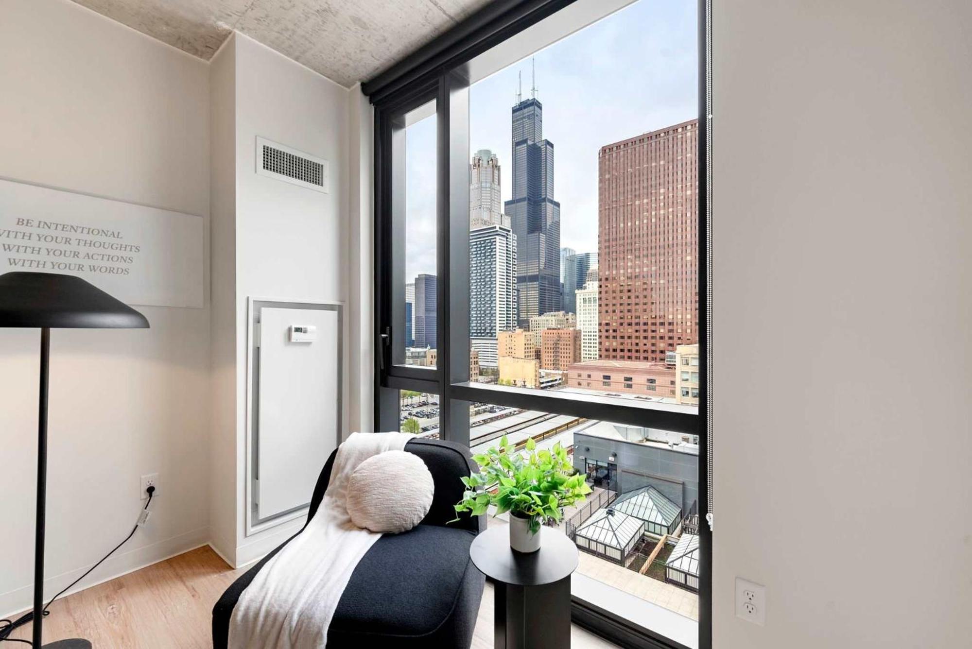 3 Bed 3 Bath High Rise With Gym & Amenities Apartment *