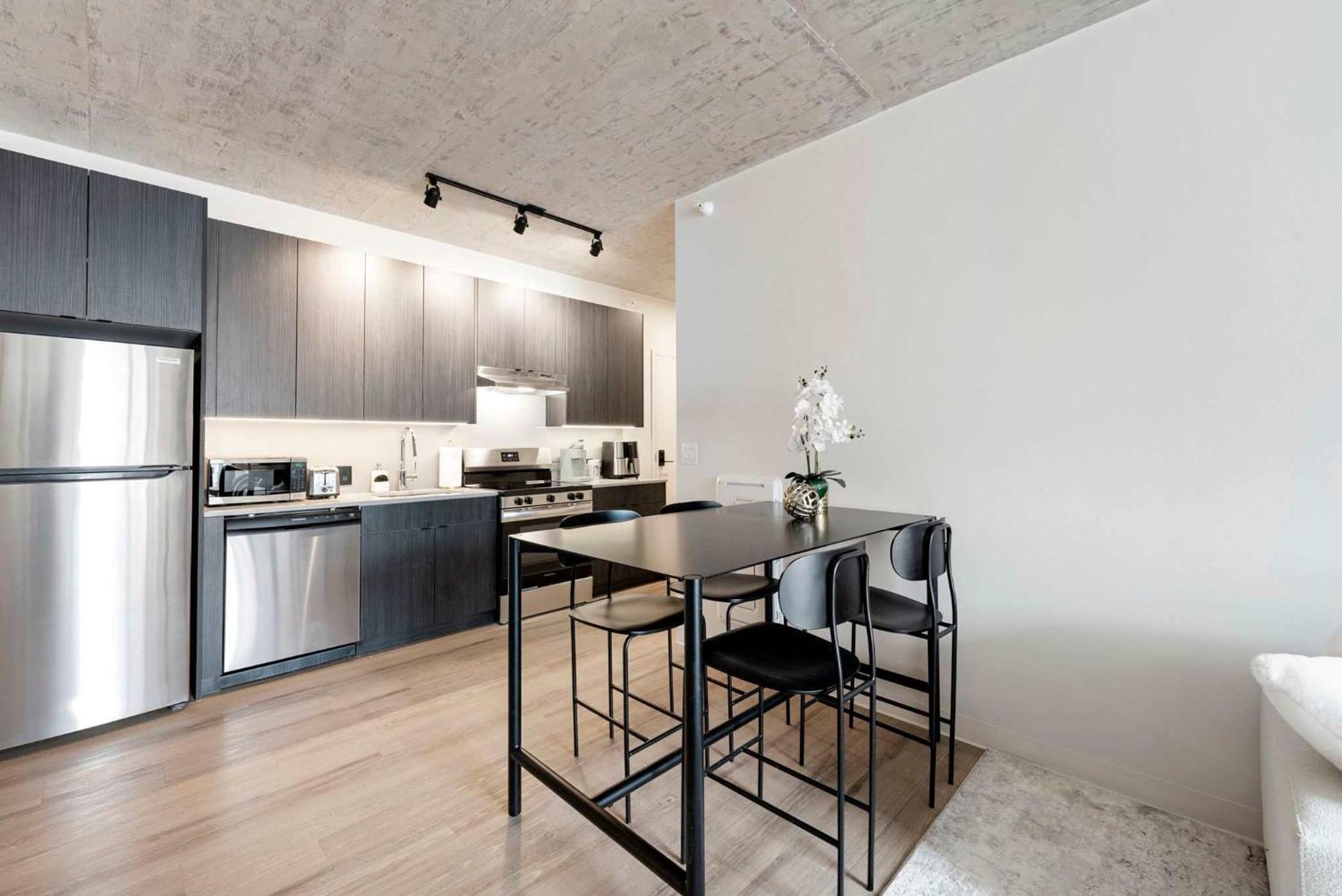 3 Bed 3 Bath High Rise With Gym & Amenities * Chicago