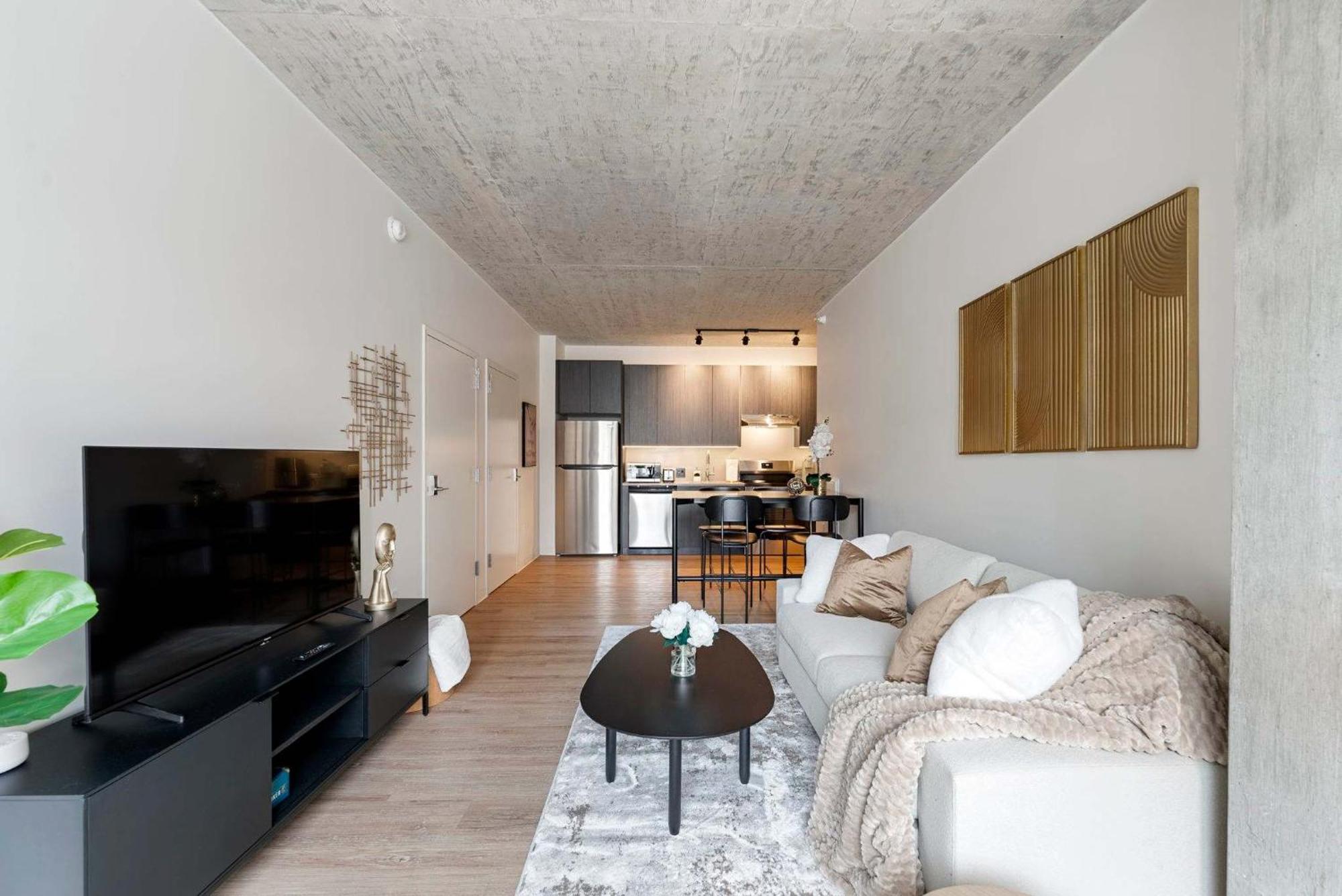 Apartment 3 Bed 3 Bath High Rise With Gym & Amenities