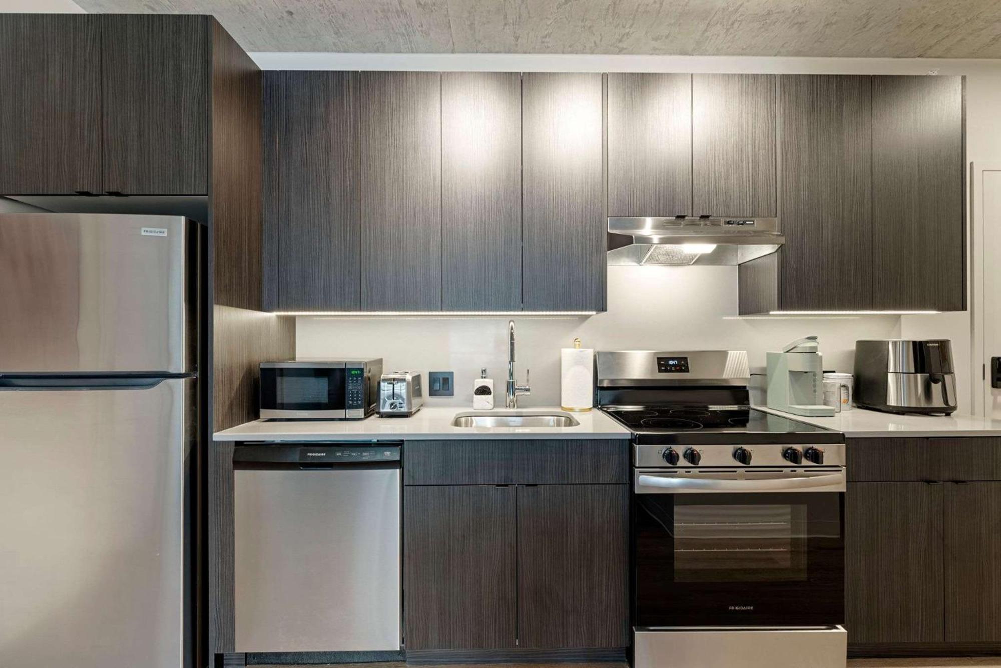 Apartment 3 Bed 3 Bath High Rise With Gym & Amenities Chicago