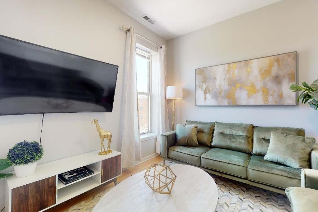 Apartment Sleek Urban Retreat Steps From Il Med District