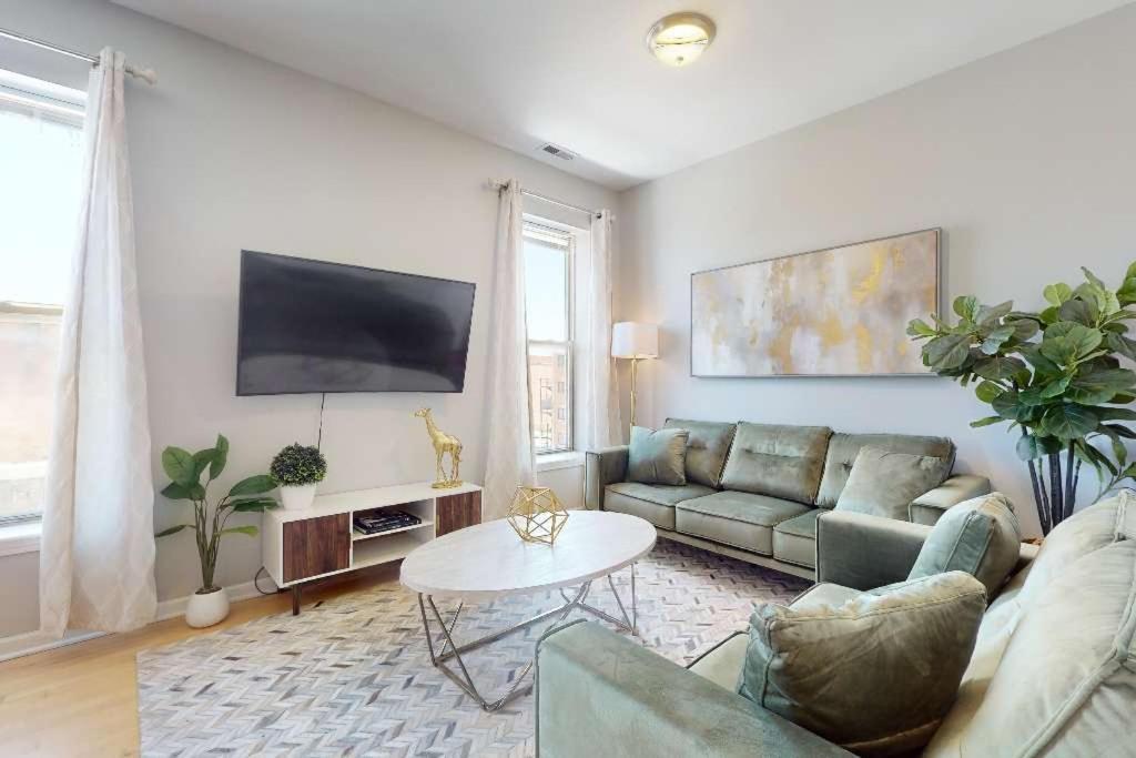 Apartment Sleek Urban Retreat Steps From Il Med District