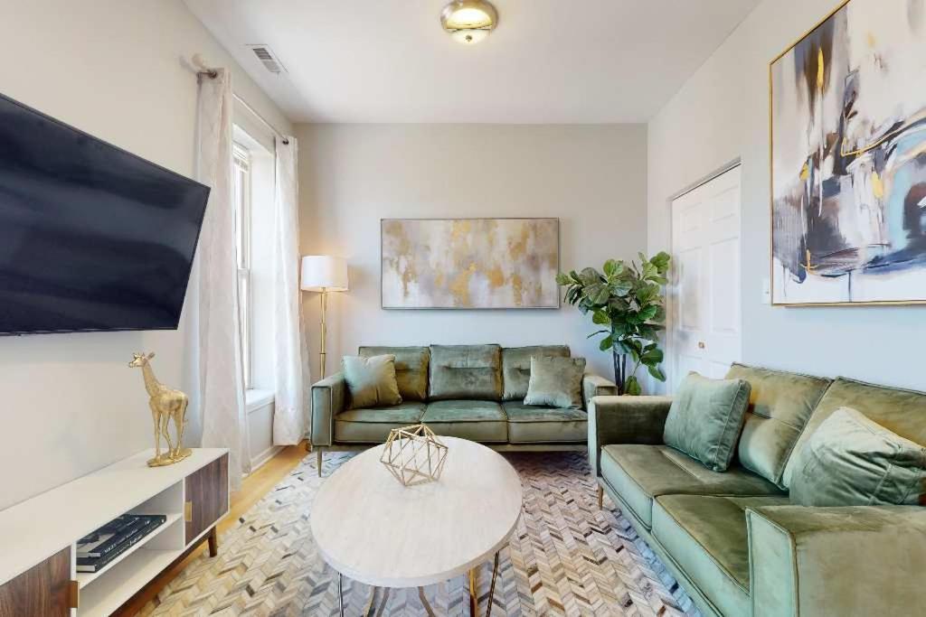 Apartment Sleek Urban Retreat Steps From Il Med District Chicago