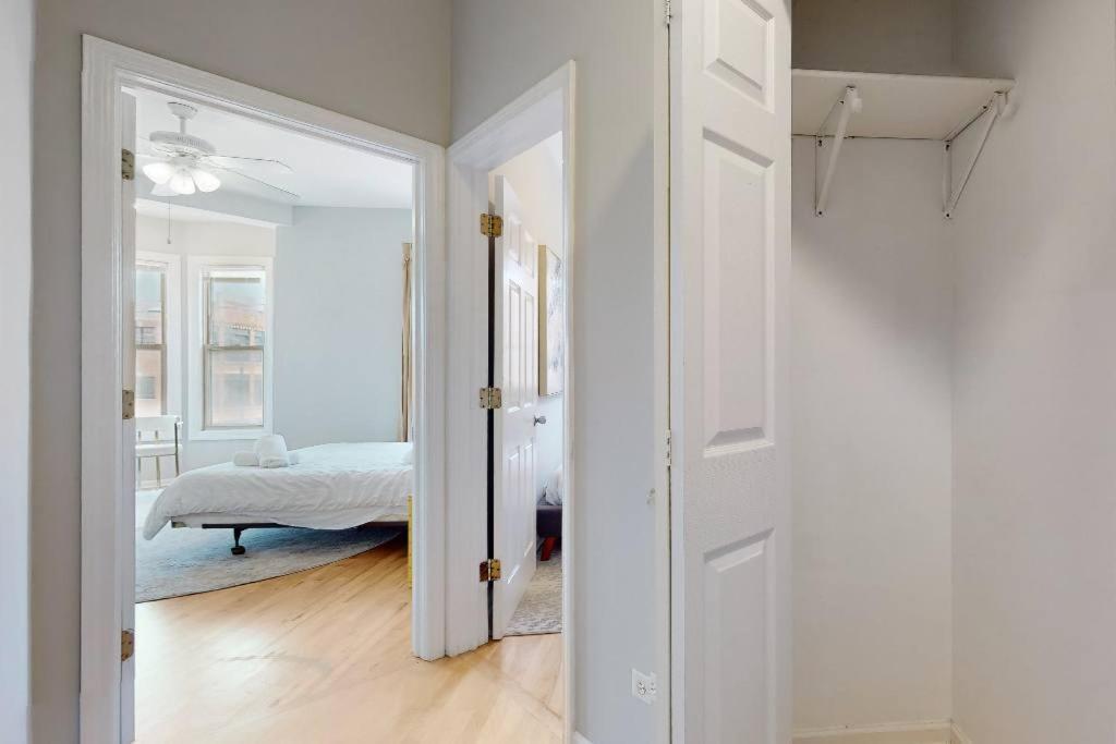 Sleek Urban Retreat Steps From Il Med District Chicago
