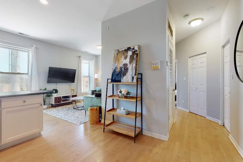 Apartment Sleek Urban Retreat Steps From Il Med District