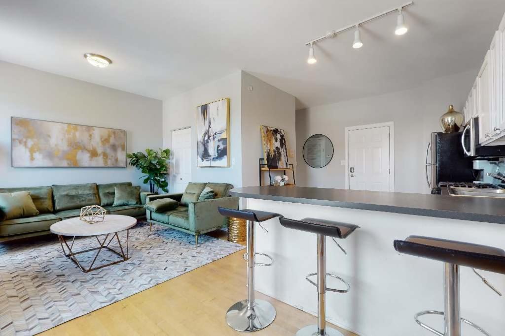 Sleek Urban Retreat Steps From Il Med District Apartment *