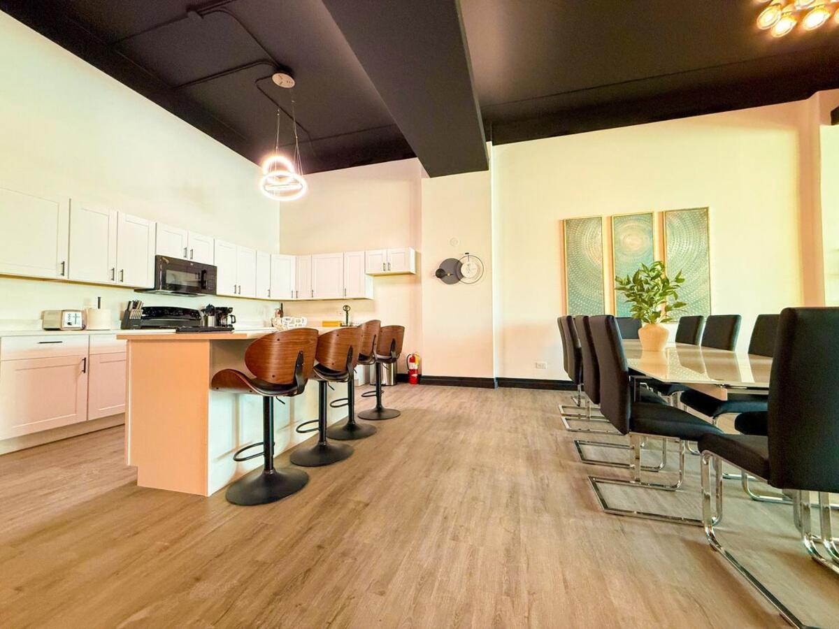 Apartment Spacious 6br Good For Groups And Sleeps 12 Near Chinatown, Mccormick & Lakefront Chicago