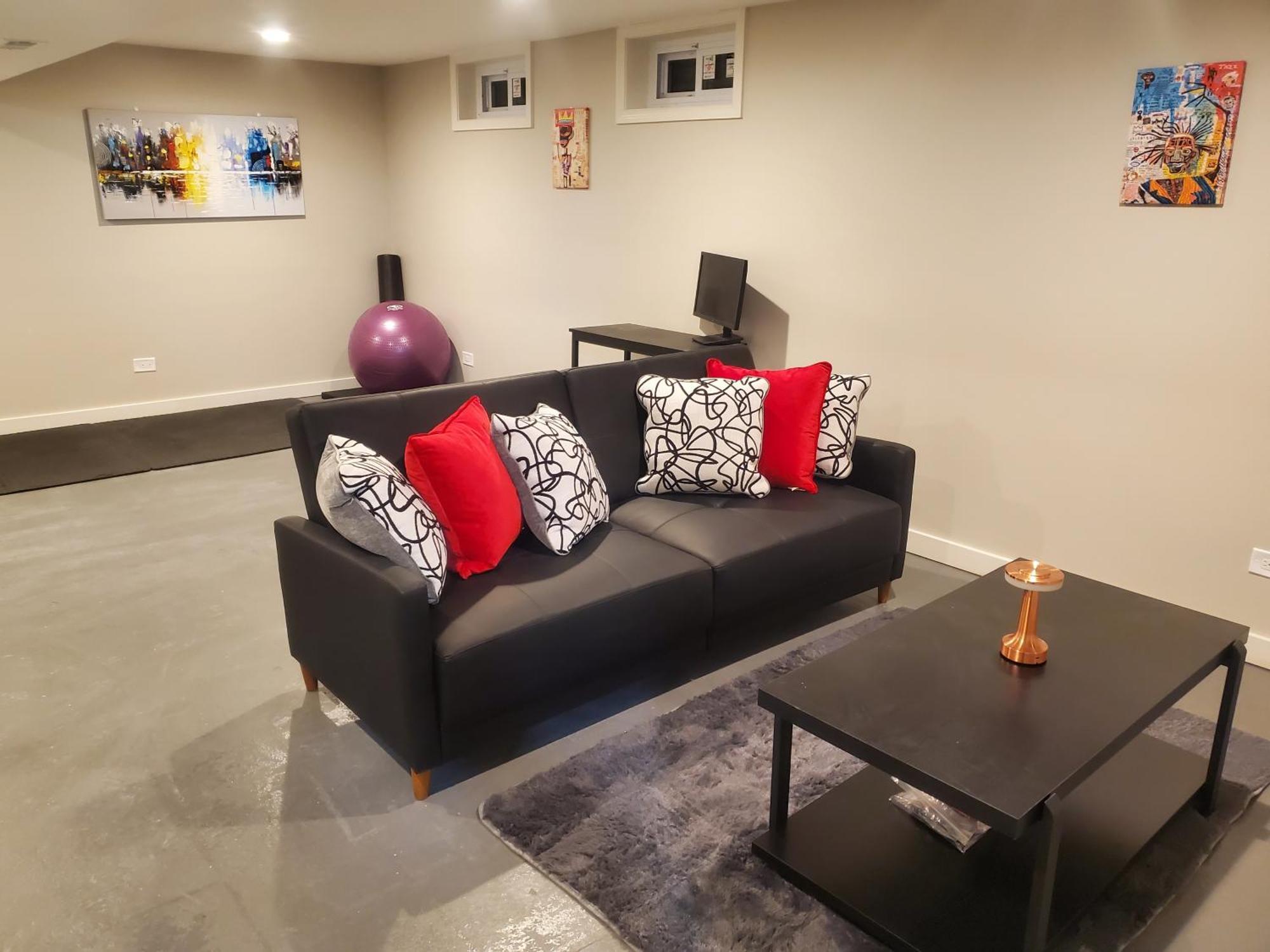 Quiet Townhome, Near Lakefront And Downtown - Superfast Wifi