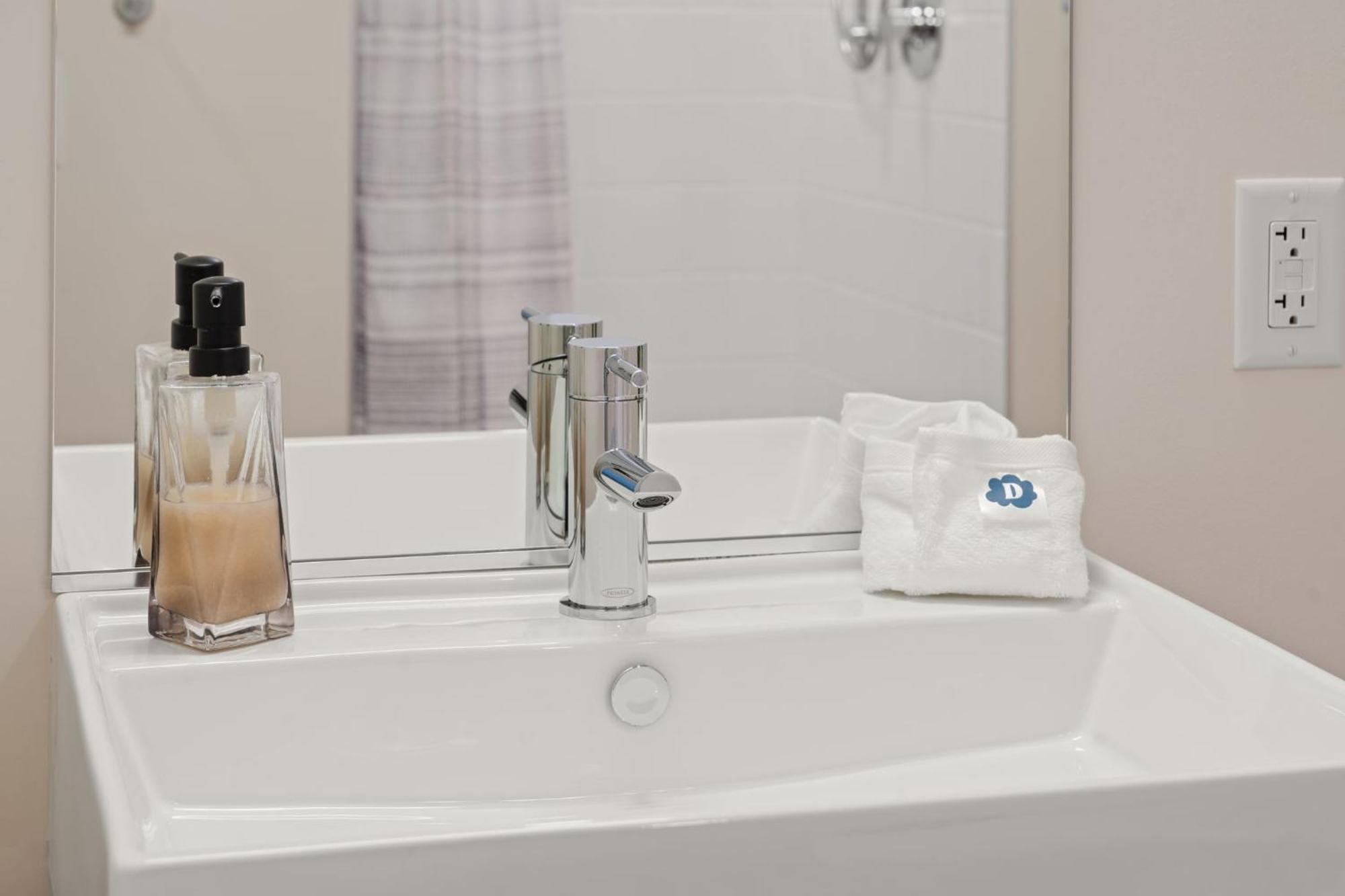 Luxury 3 Bed 3 Bath High Rise With Gym & Amenities Apartment *