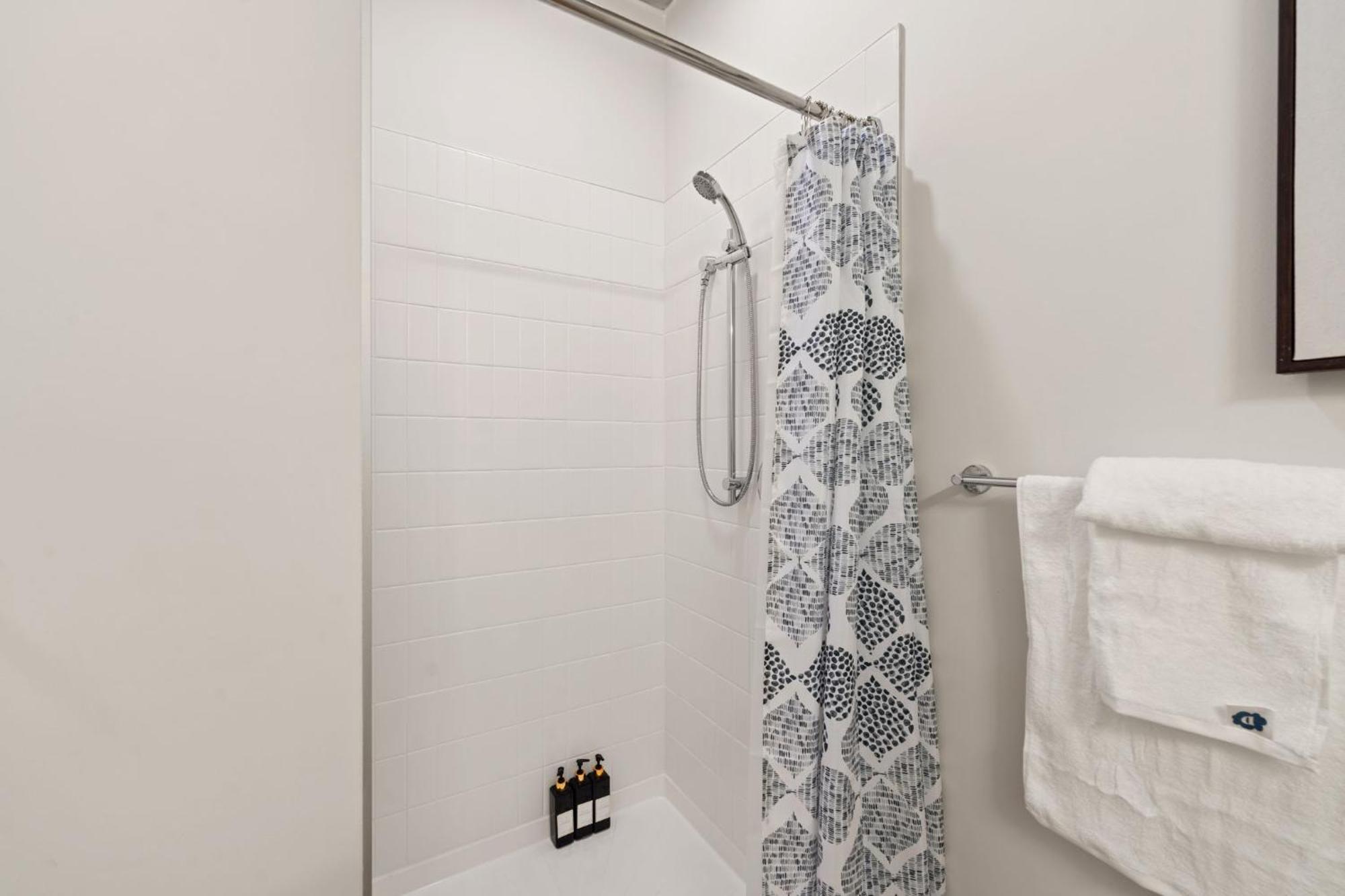Luxury 3 Bed 3 Bath High Rise With Gym & Amenities Chicago