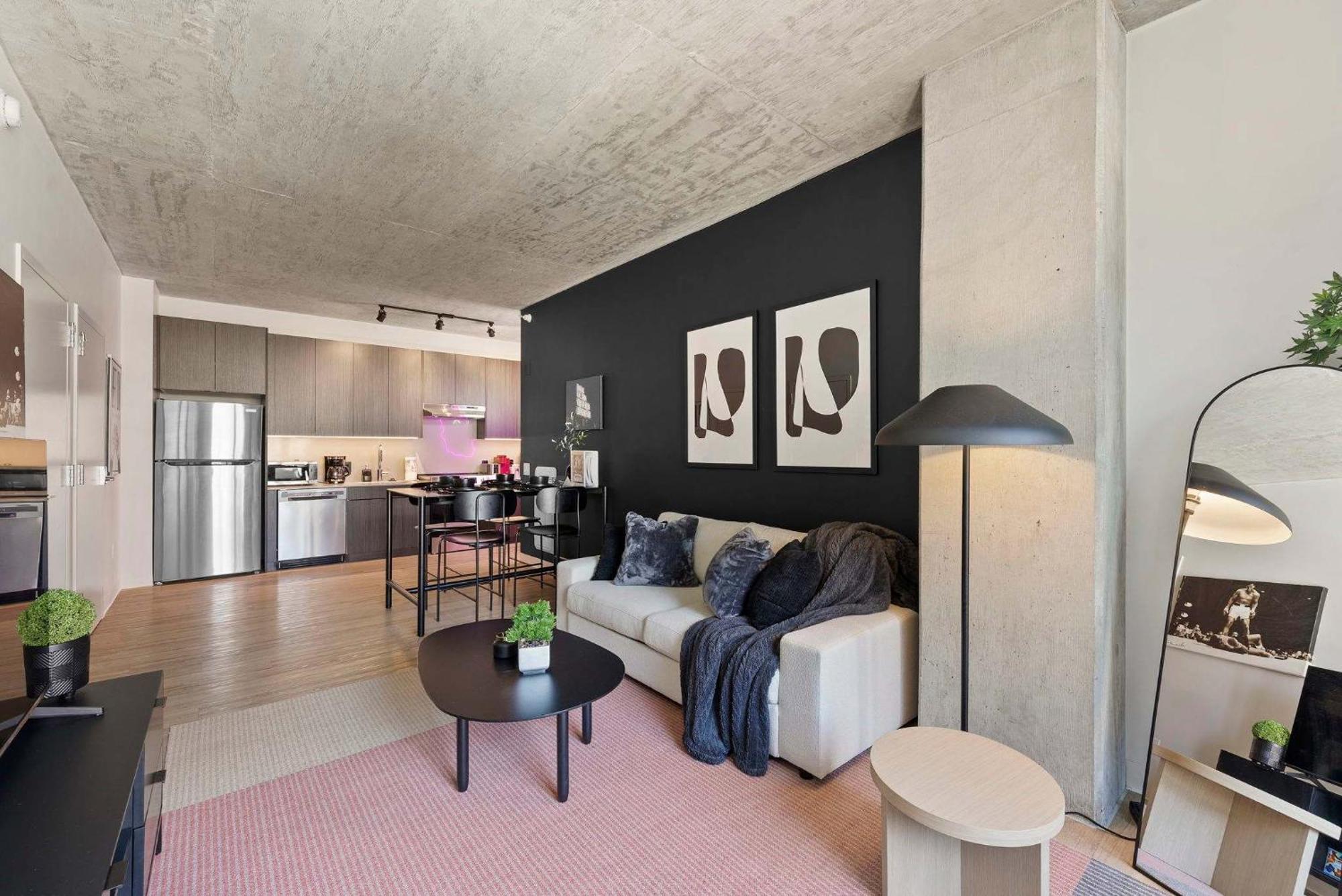 Luxury 3 Bed 3 Bath High Rise With Gym & Amenities