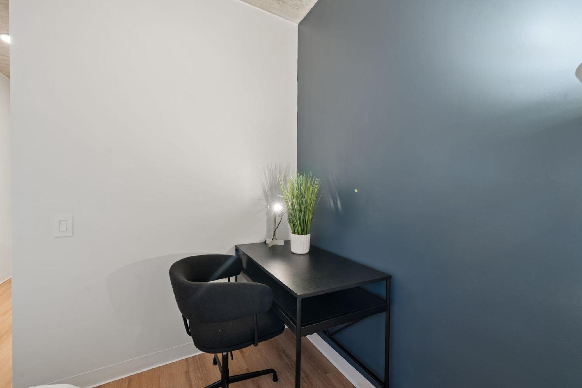 Luxury 3 Bed 3 Bath High Rise With Gym & Amenities Apartment *