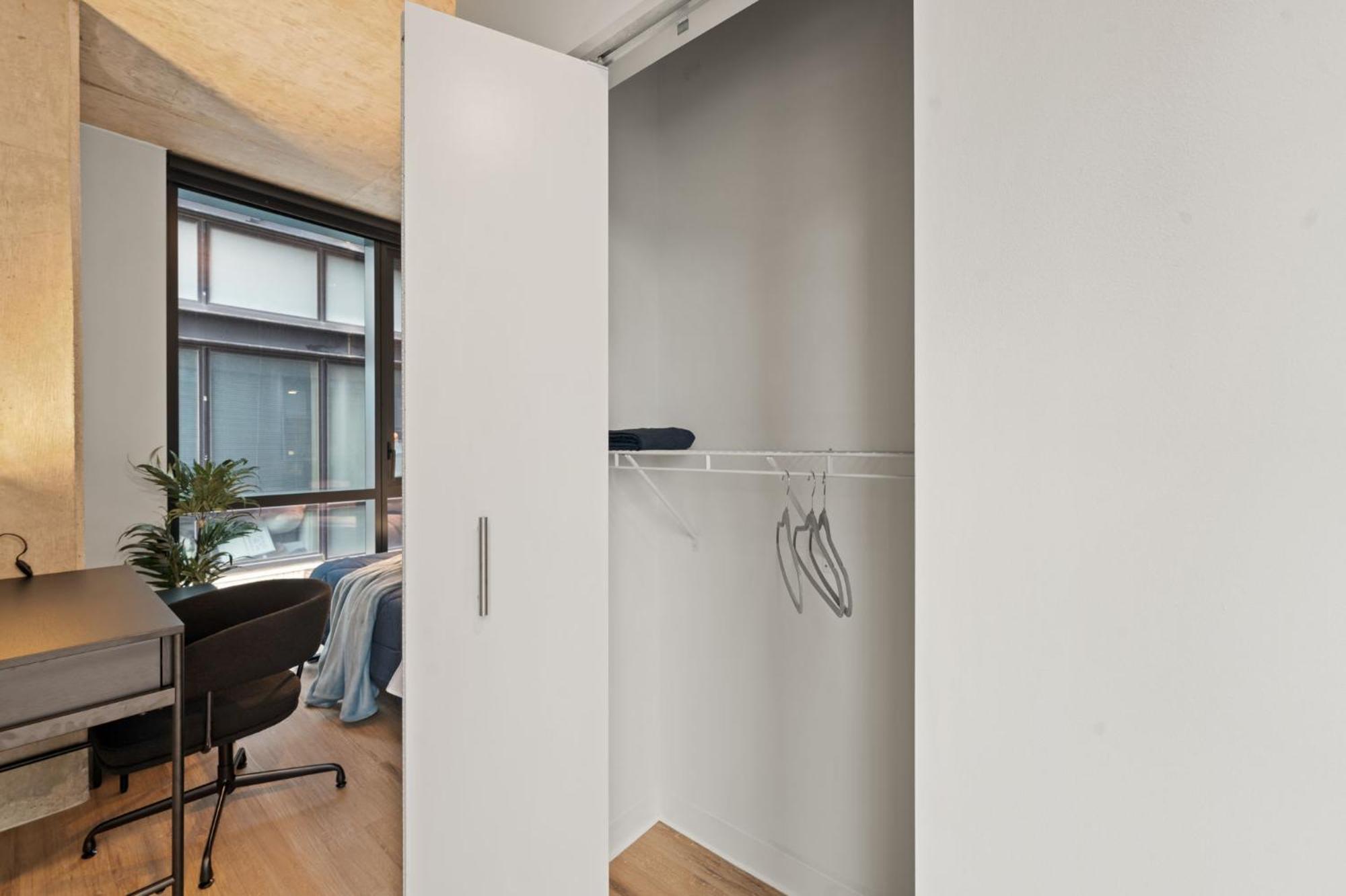 Luxury 3 Bed 3 Bath High Rise With Gym & Amenities *