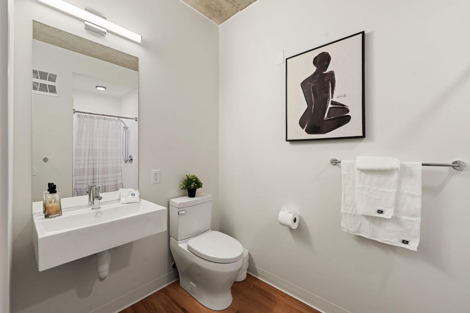 Luxury 3 Bed 3 Bath High Rise With Gym & Amenities Apartment