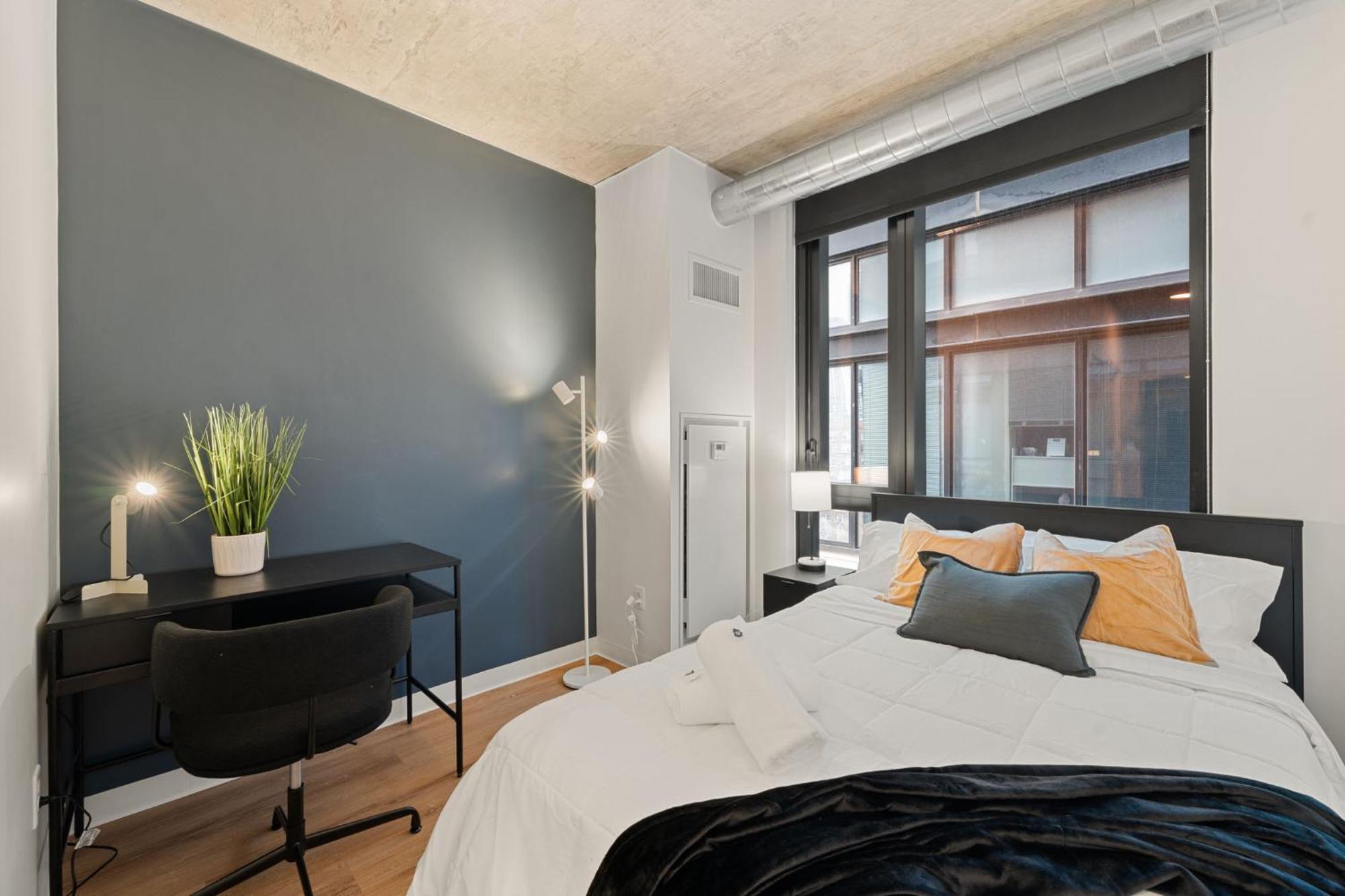 Apartment Luxury 3 Bed 3 Bath High Rise With Gym & Amenities *