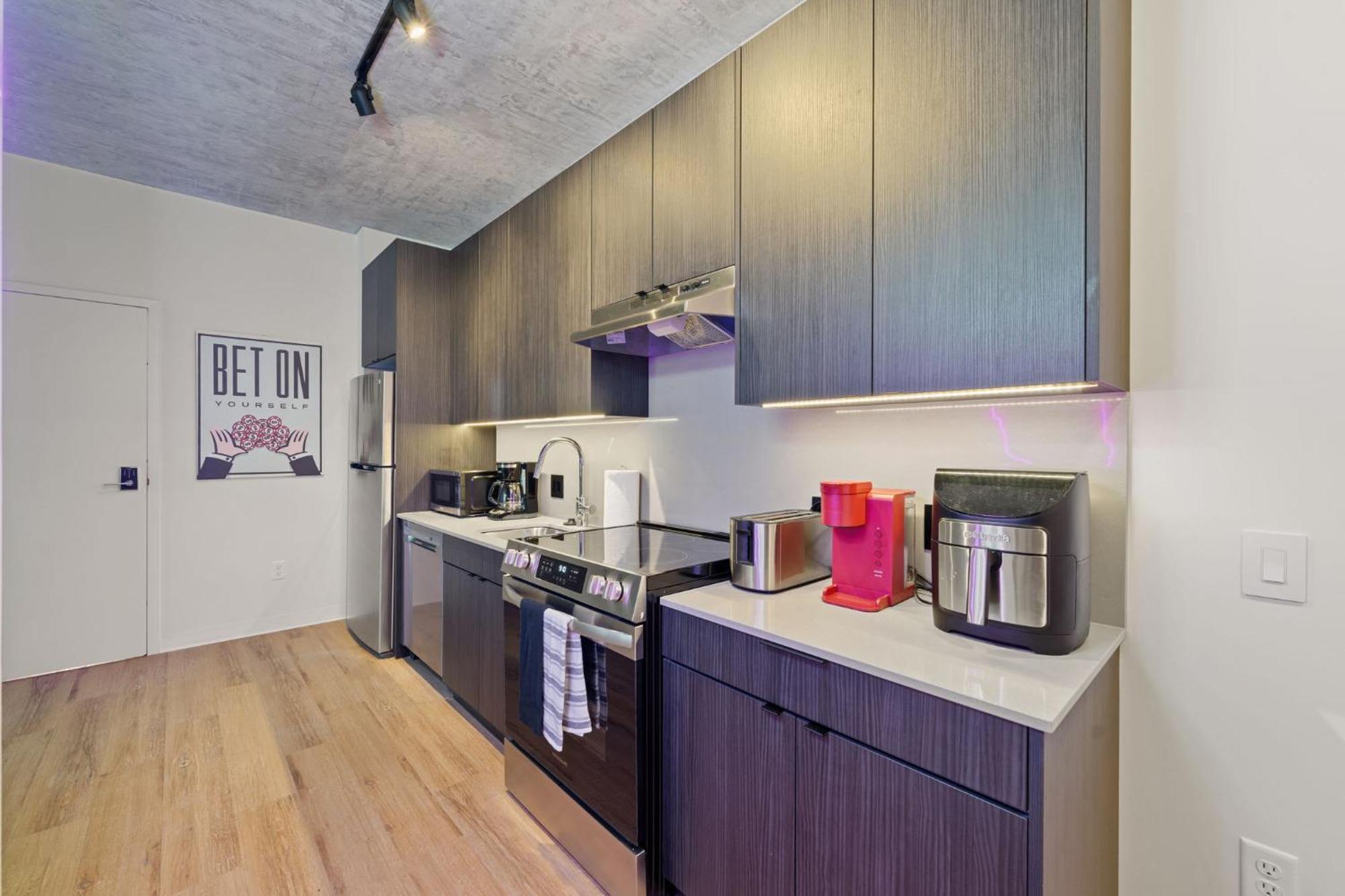 Luxury 3 Bed 3 Bath High Rise With Gym & Amenities Apartment Chicago