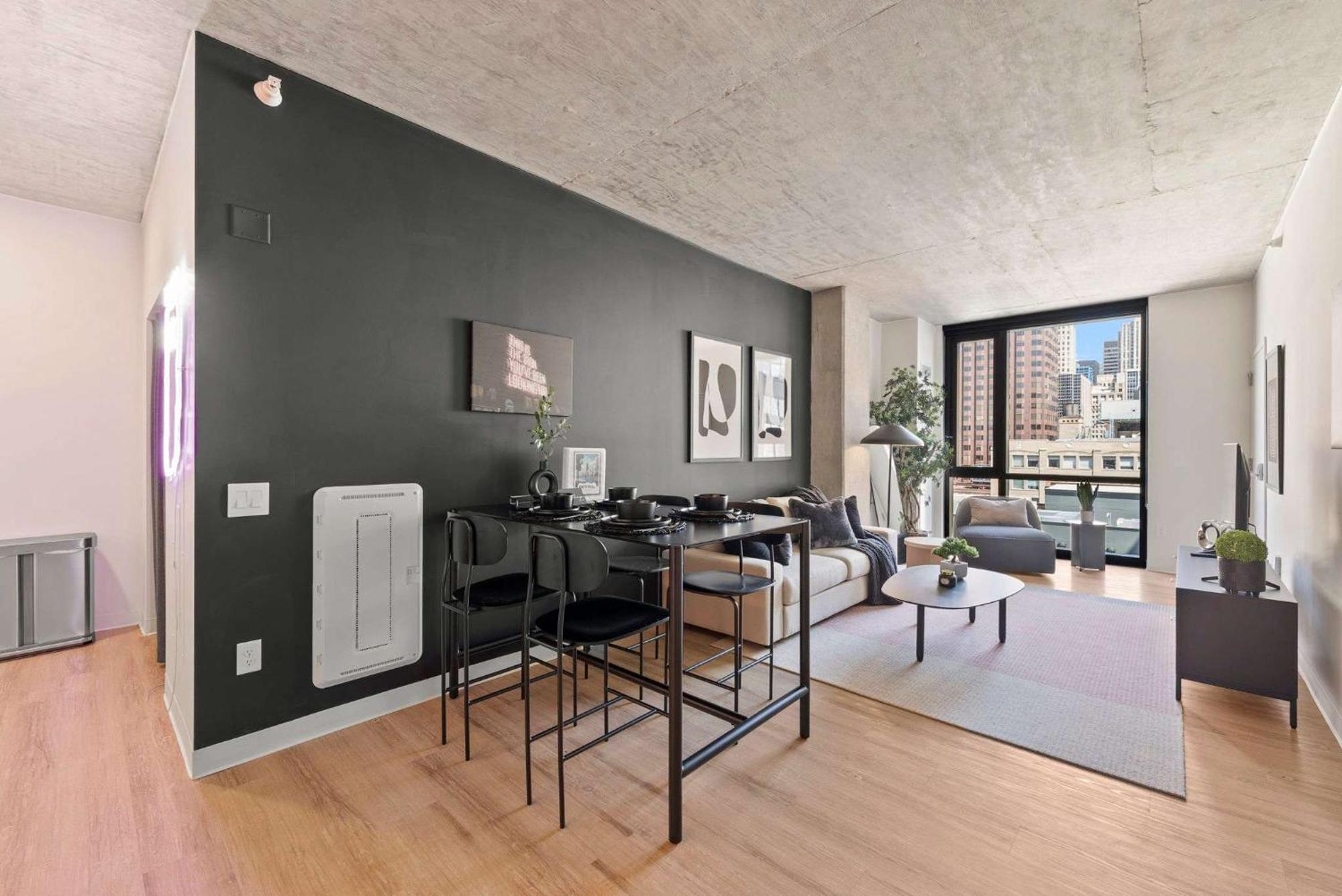 Luxury 3 Bed 3 Bath High Rise With Gym & Amenities Apartment Chicago