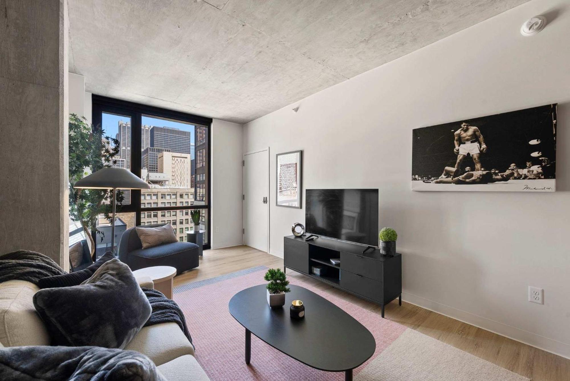 Luxury 3 Bed 3 Bath High Rise With Gym & Amenities *