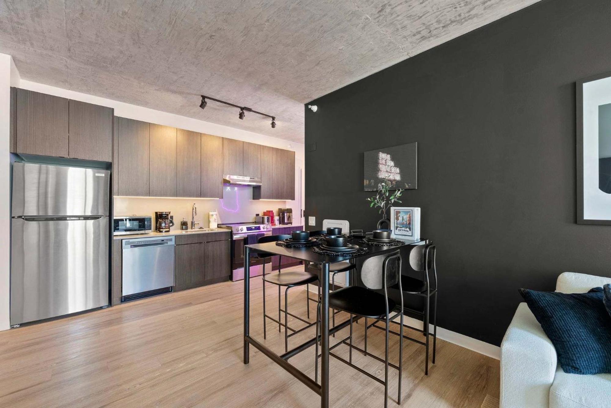 Luxury 3 Bed 3 Bath High Rise With Gym & Amenities Apartment