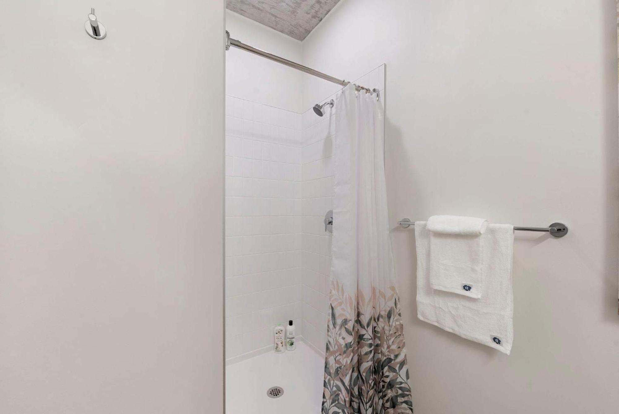 Apartment Lux 3 Bed 3 Bath High Rise With Gym & Amenities *