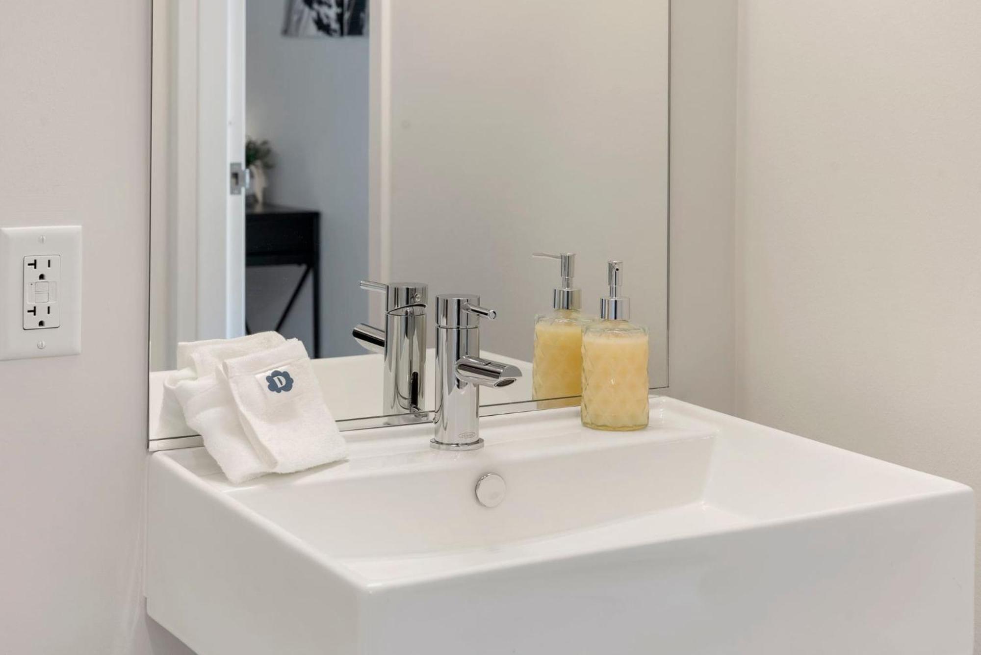 Lux 3 Bed 3 Bath High Rise With Gym & Amenities *
