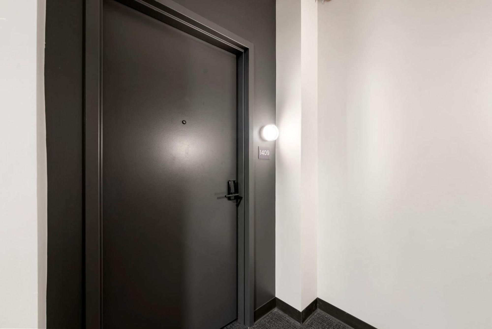 Lux 3 Bed 3 Bath High Rise With Gym & Amenities *