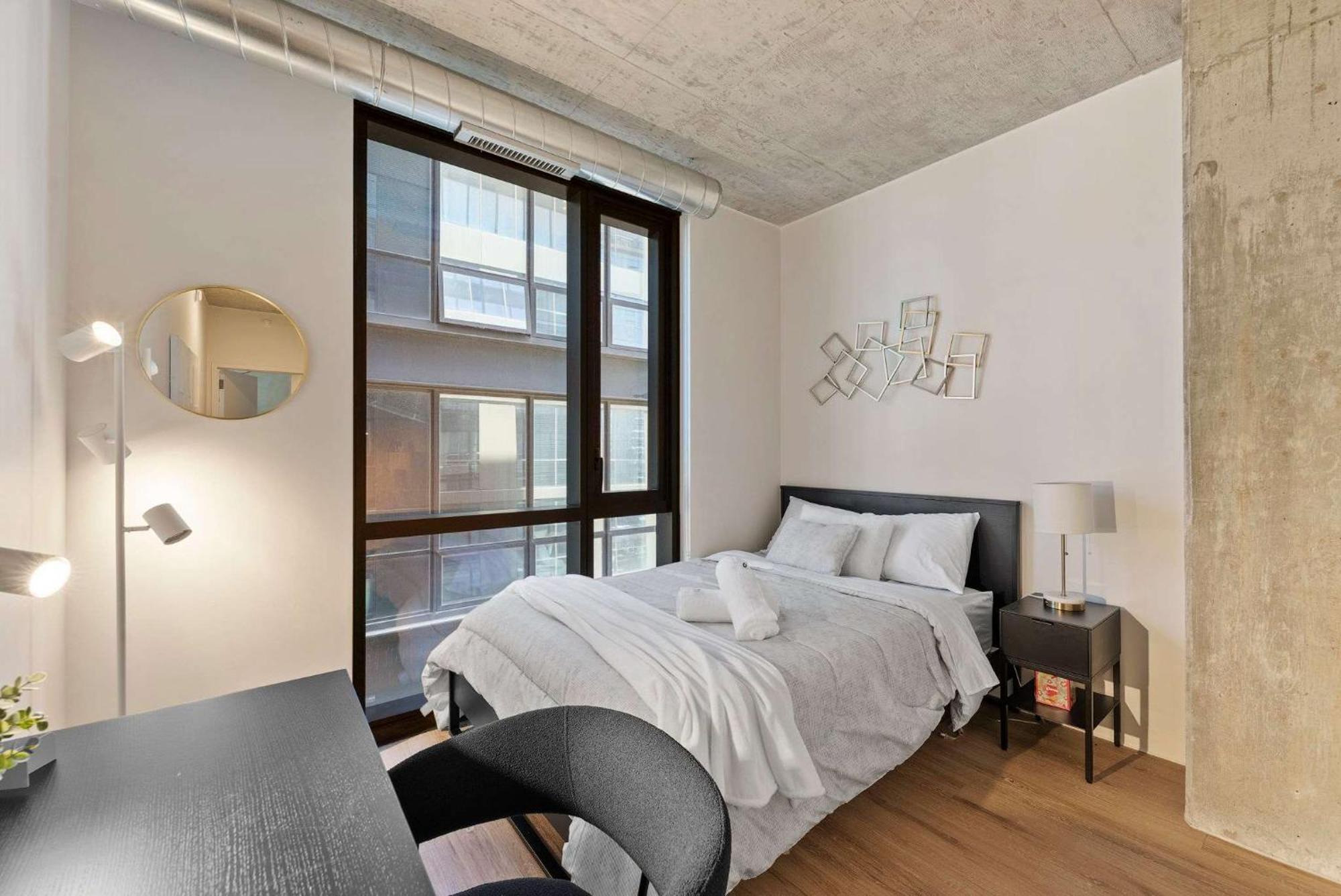 3 Bed 3 Bath High Rise With Gym & Amenities Apartment