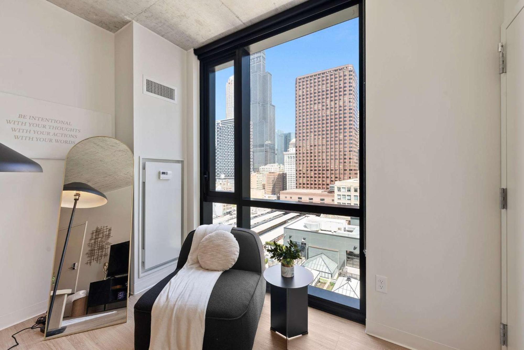 3 Bed 3 Bath High Rise With Gym & Amenities Chicago