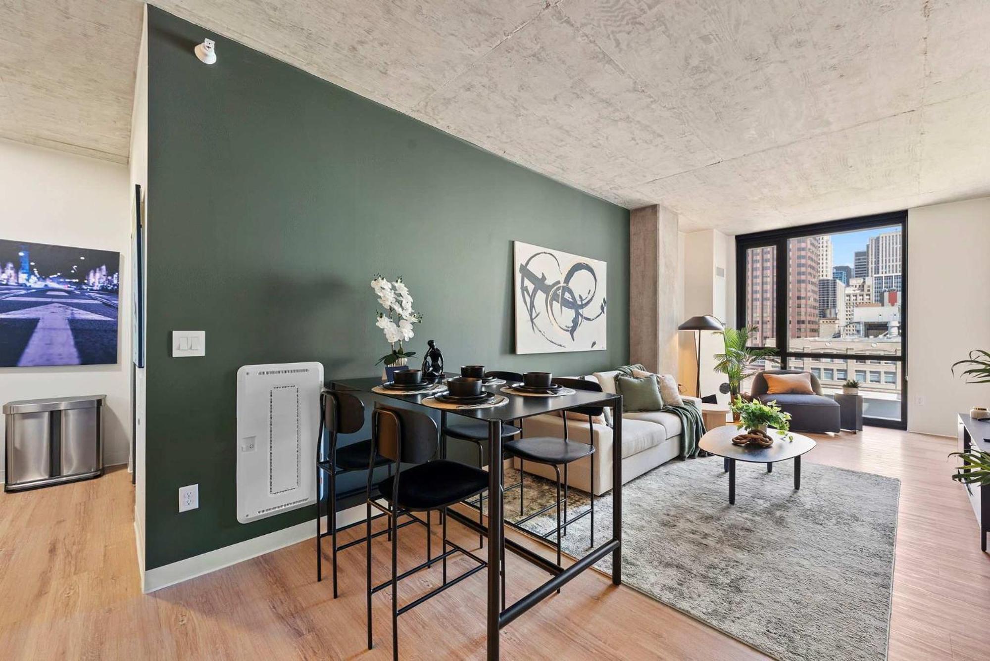 Lux 3 Bed 3 Bath High Rise With Gym & Amenities *