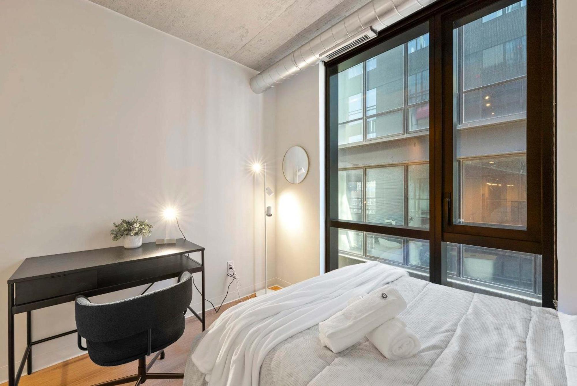 Apartment 3 Bed 3 Bath High Rise With Gym & Amenities Chicago