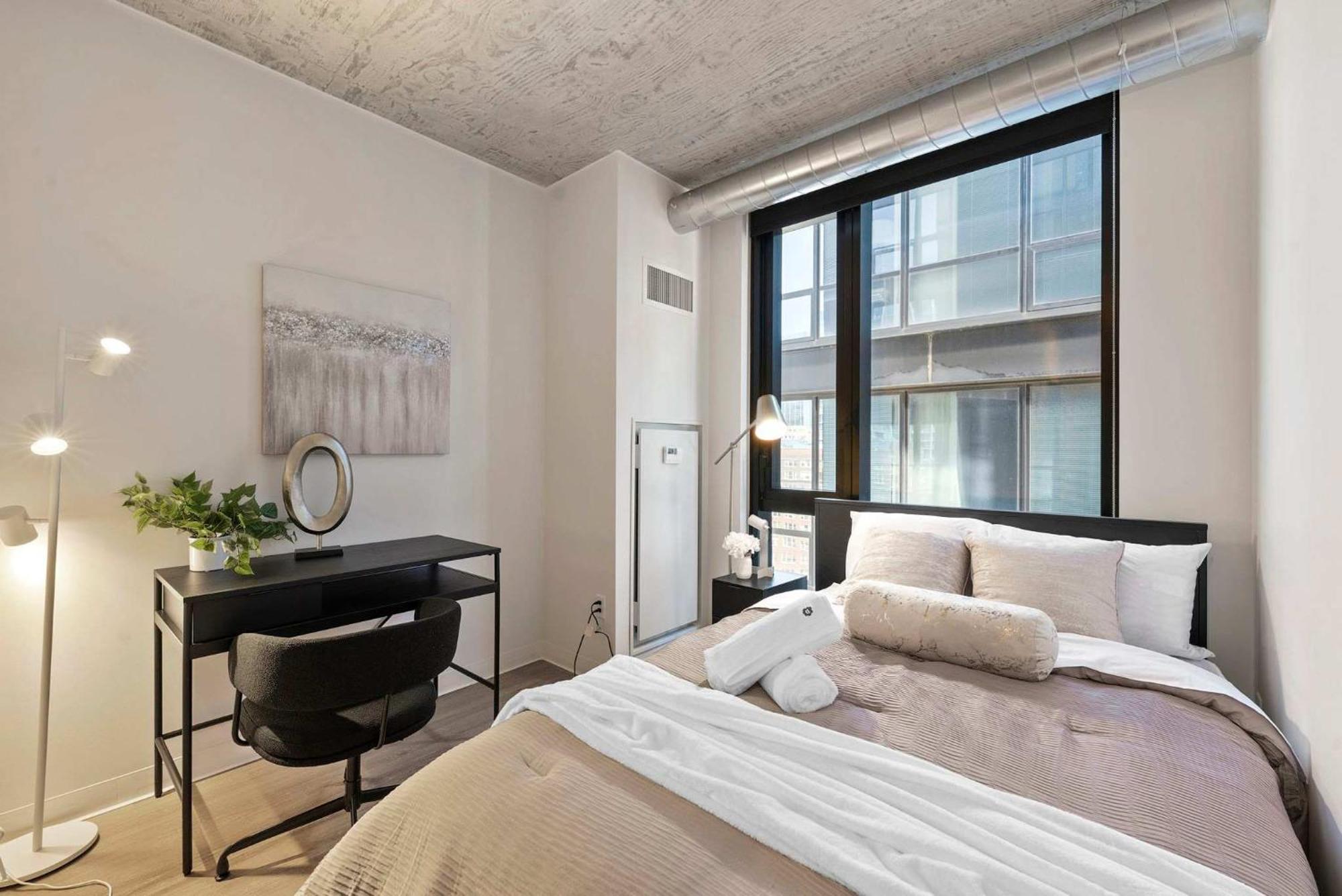 3 Bed 3 Bath High Rise With Gym & Amenities Apartment