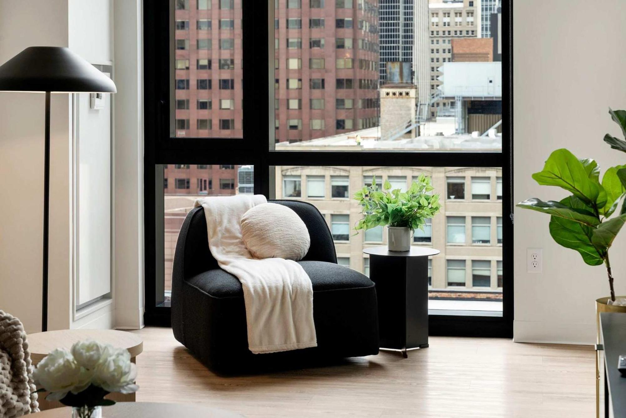 3 Bed 3 Bath High Rise With Gym & Amenities Apartment *