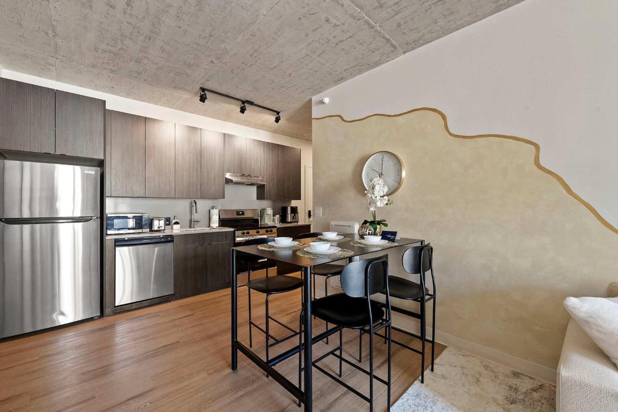 3 Bed 3 Bath High Rise With Gym & Amenities *