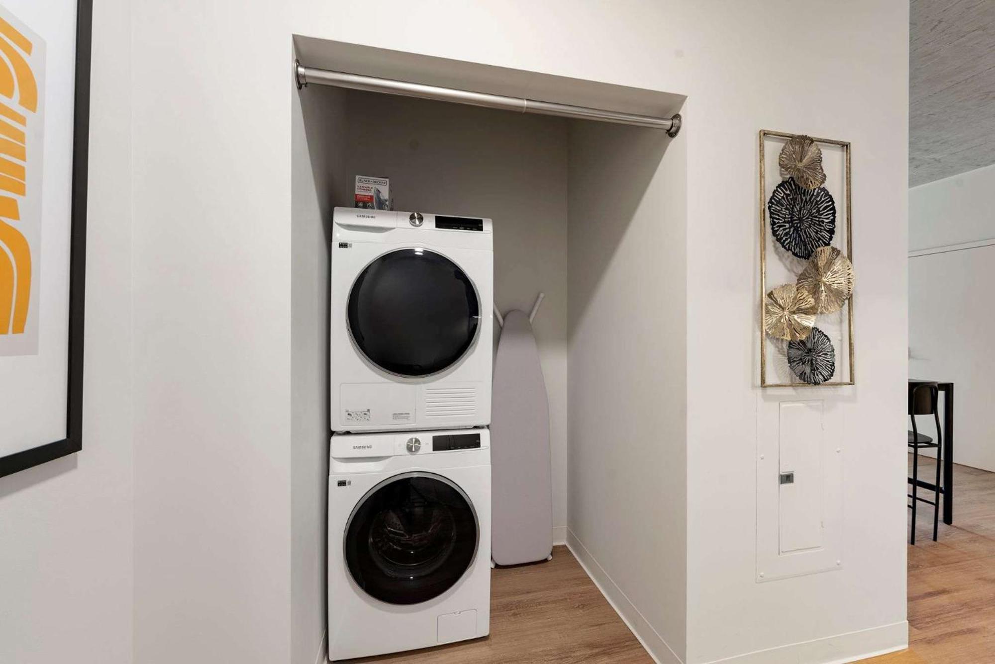 3 Bed 3 Bath High Rise With Gym & Amenities Apartment