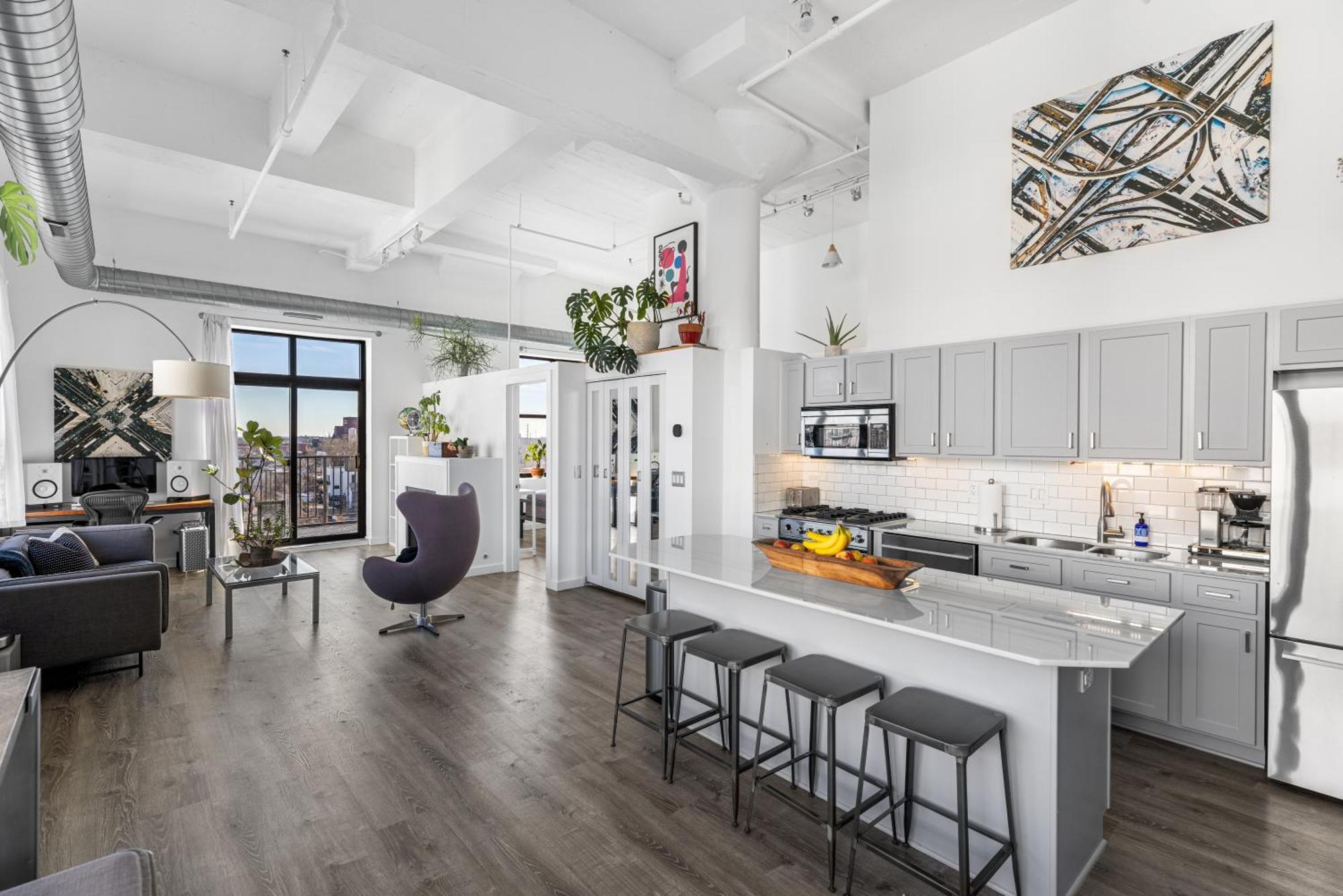 Modern Historic Loft 19ft Ceilings, Gym, Heated Parking, Skyline Views, Balcony Chicago
