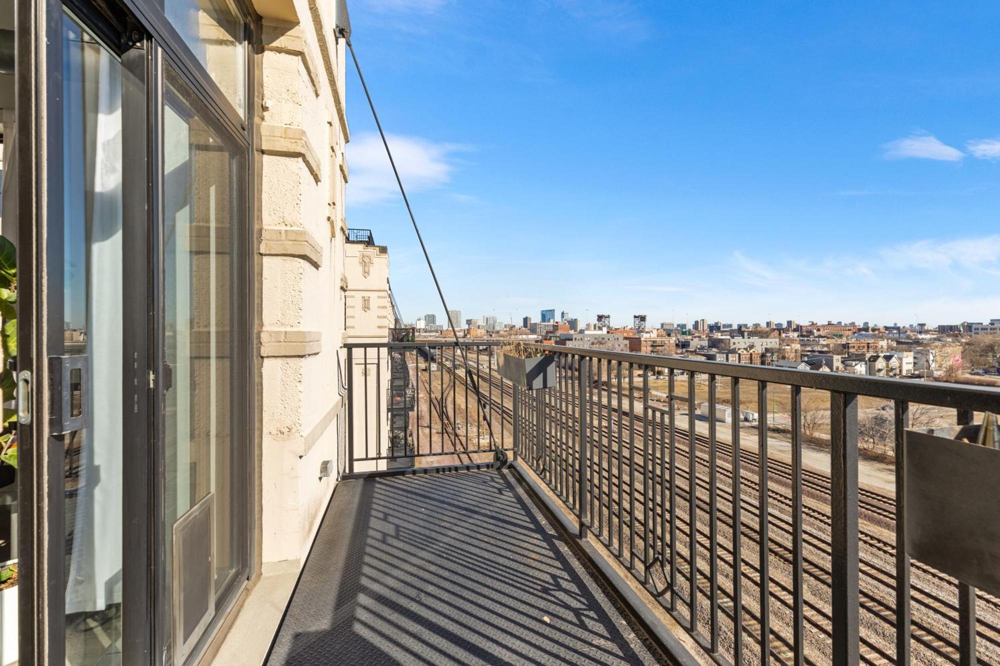 Modern Historic Loft 19ft Ceilings, Gym, Heated Parking, Skyline Views, Balcony Apartment Chicago