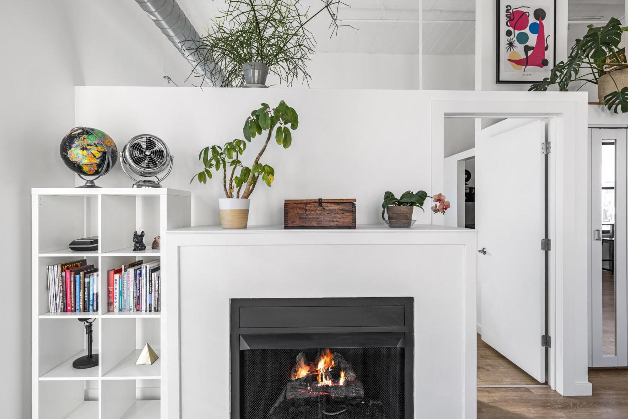 Apartment Modern Historic Loft 19ft Ceilings, Gym, Heated Parking, Skyline Views, Balcony