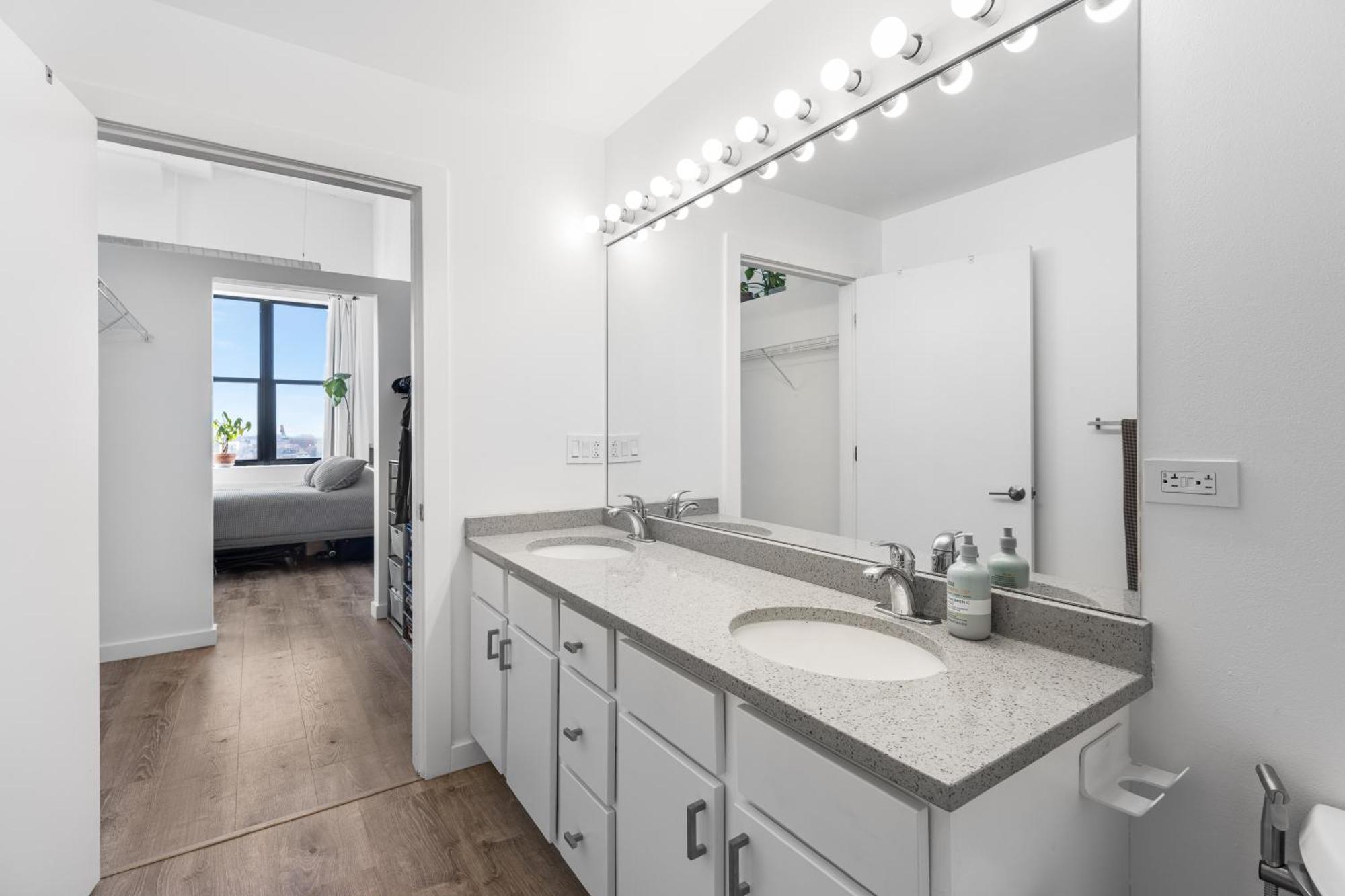 Apartment Modern Historic Loft 19ft Ceilings, Gym, Heated Parking, Skyline Views, Balcony *