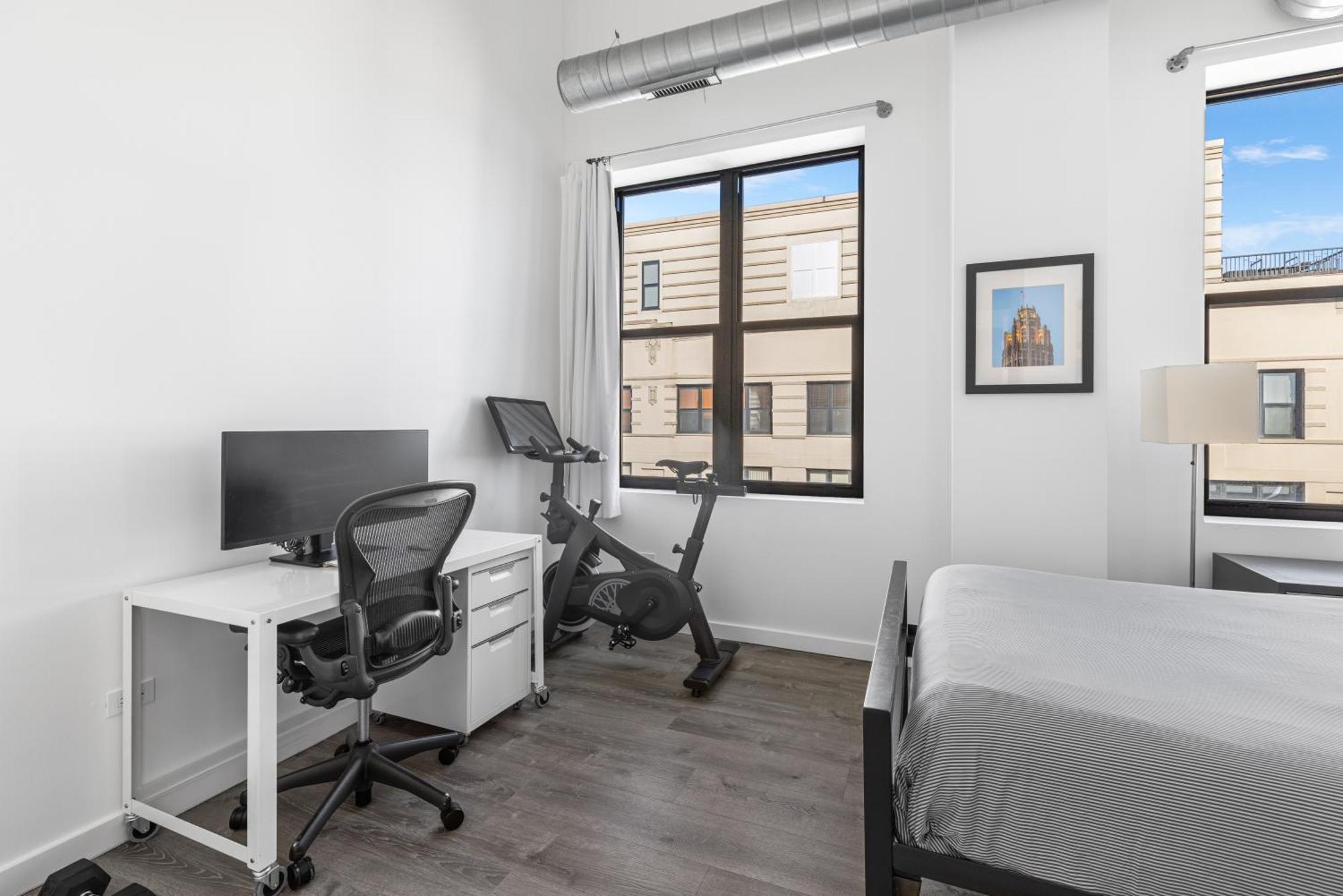 Apartment Modern Historic Loft 19ft Ceilings, Gym, Heated Parking, Skyline Views, Balcony Chicago