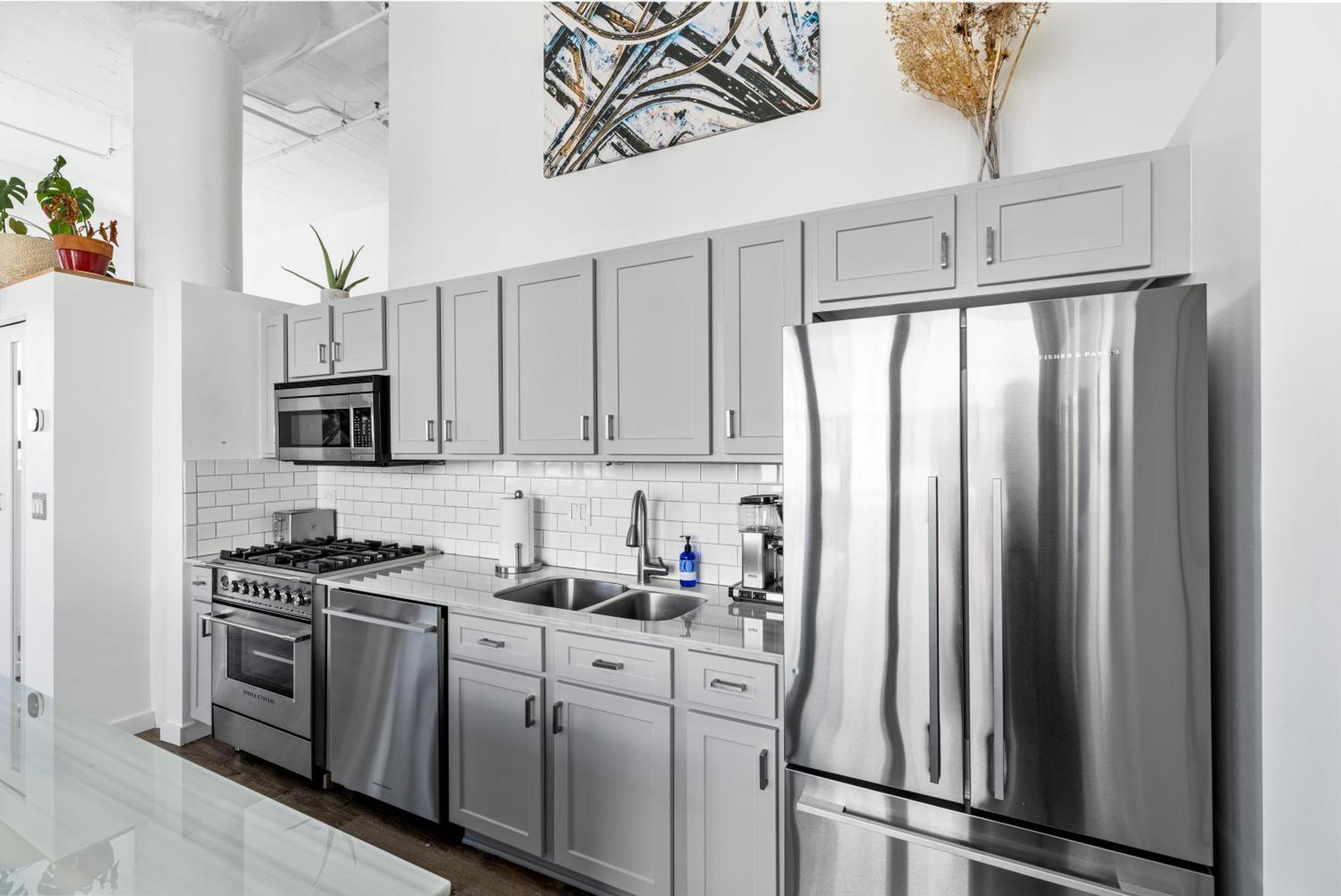 Modern Historic Loft 19ft Ceilings, Gym, Heated Parking, Skyline Views, Balcony Chicago