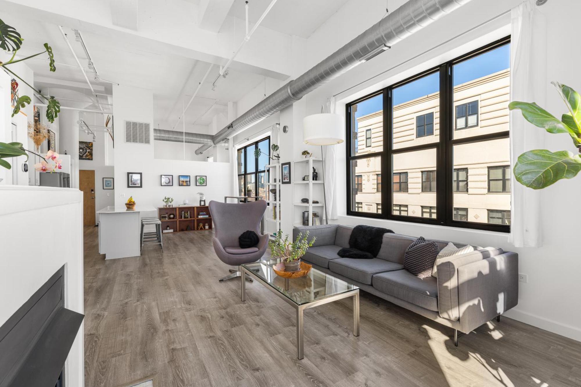 Modern Historic Loft 19ft Ceilings, Gym, Heated Parking, Skyline Views, Balcony * Chicago
