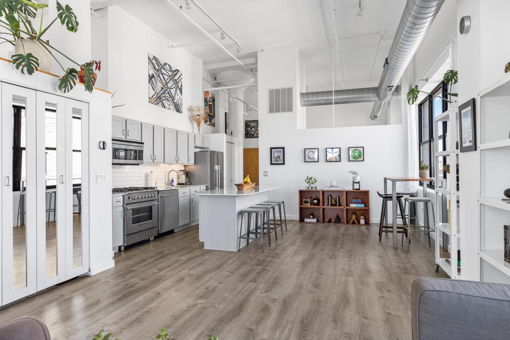 Apartment Modern Historic Loft 19ft Ceilings, Gym, Heated Parking, Skyline Views, Balcony